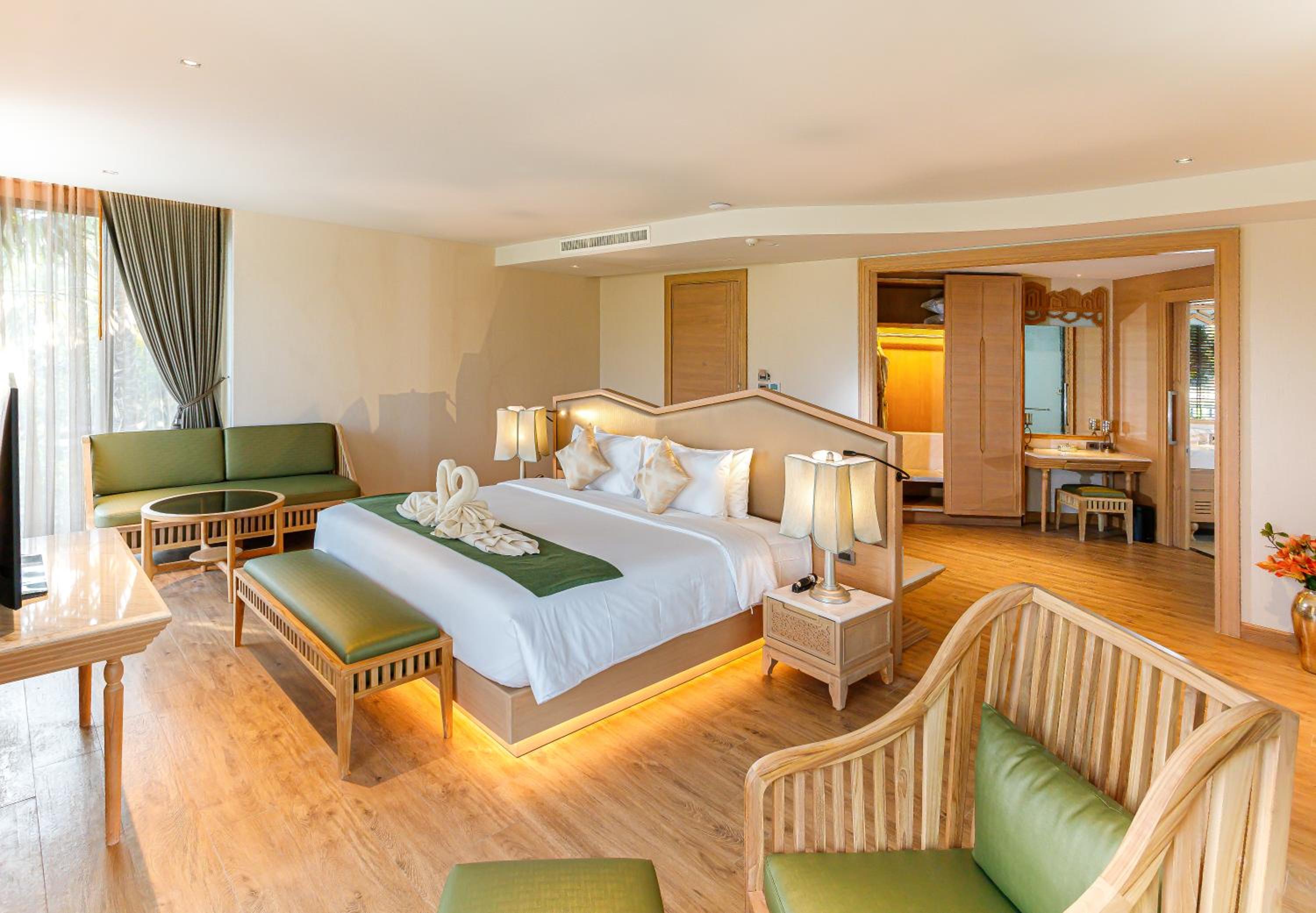 Deluxe King Suite w Jacuzzi - Photo 10