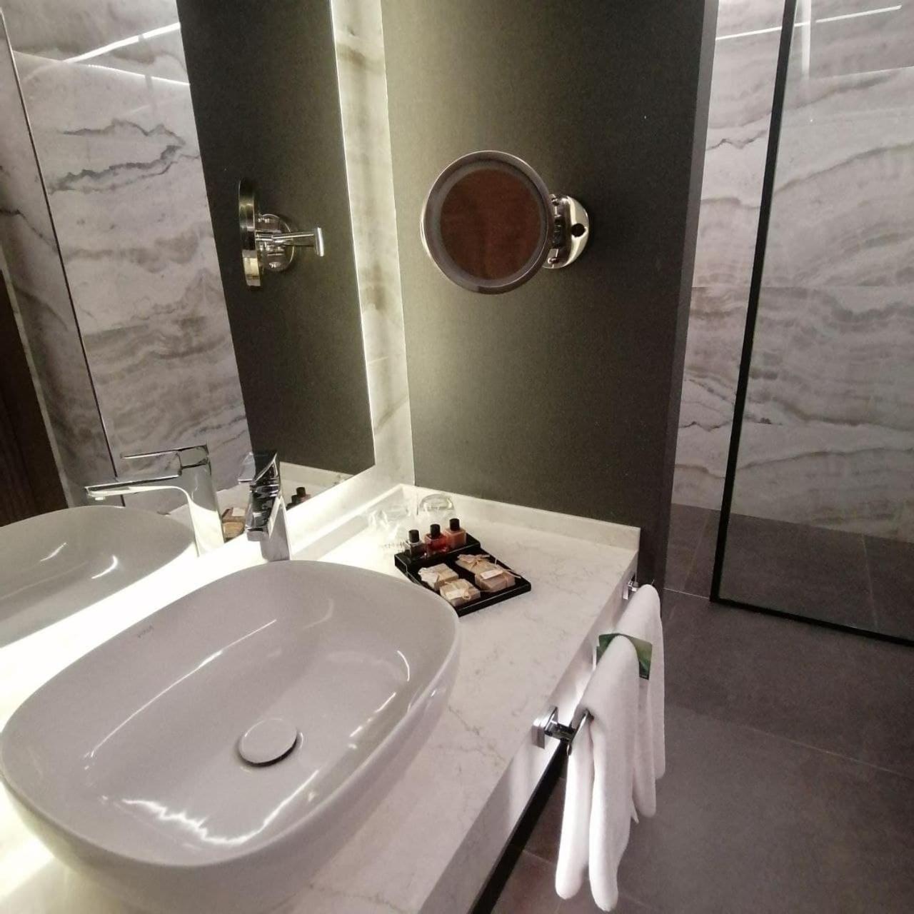 Family Room with Shared Bathroom photo 3