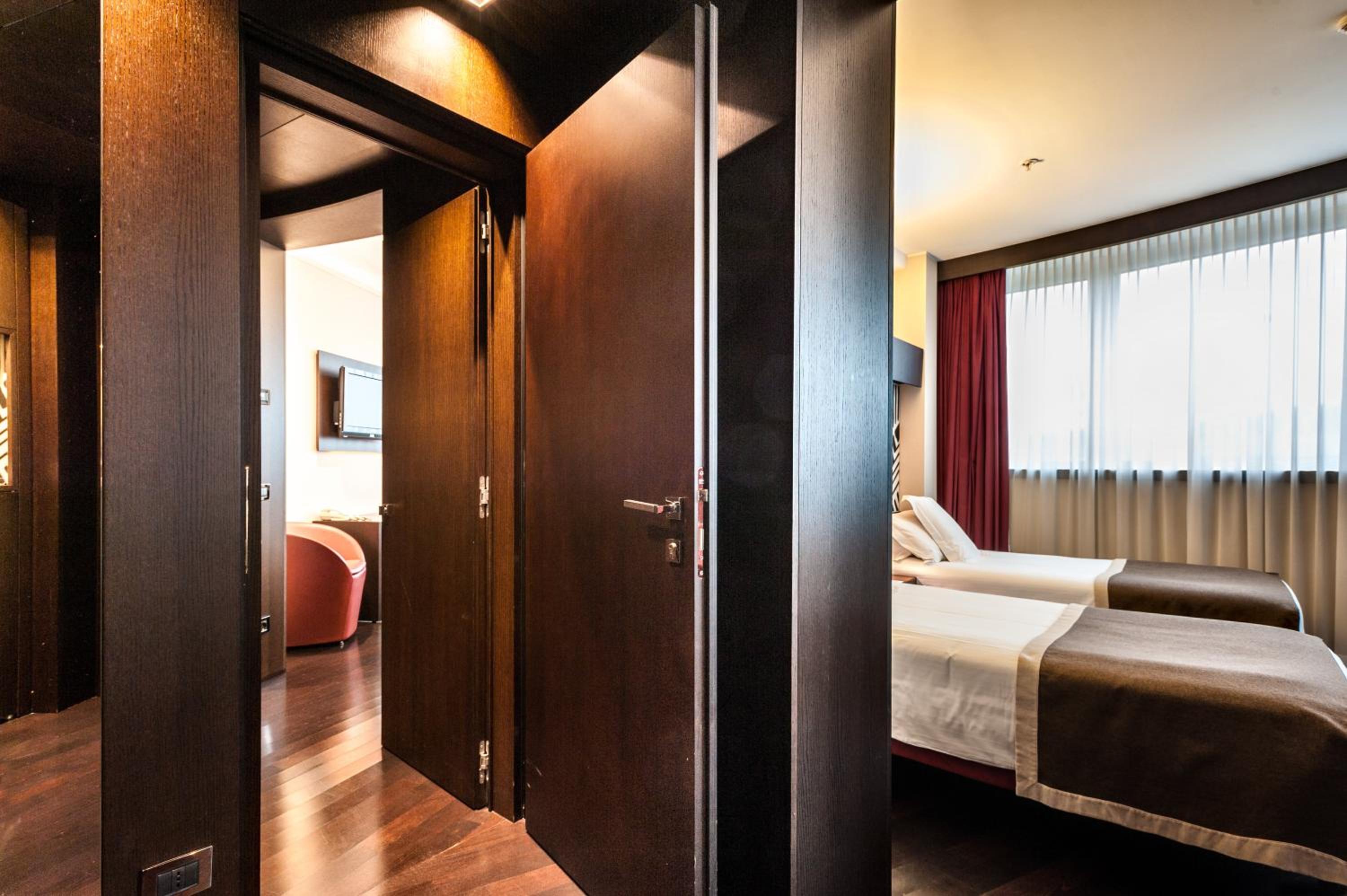 Premium Corner Twin Room thumbnail 5