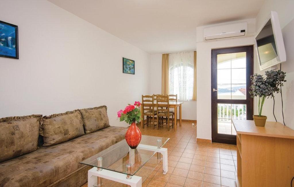 Family One-Bedroom Apartment with Terrace - Photo 6