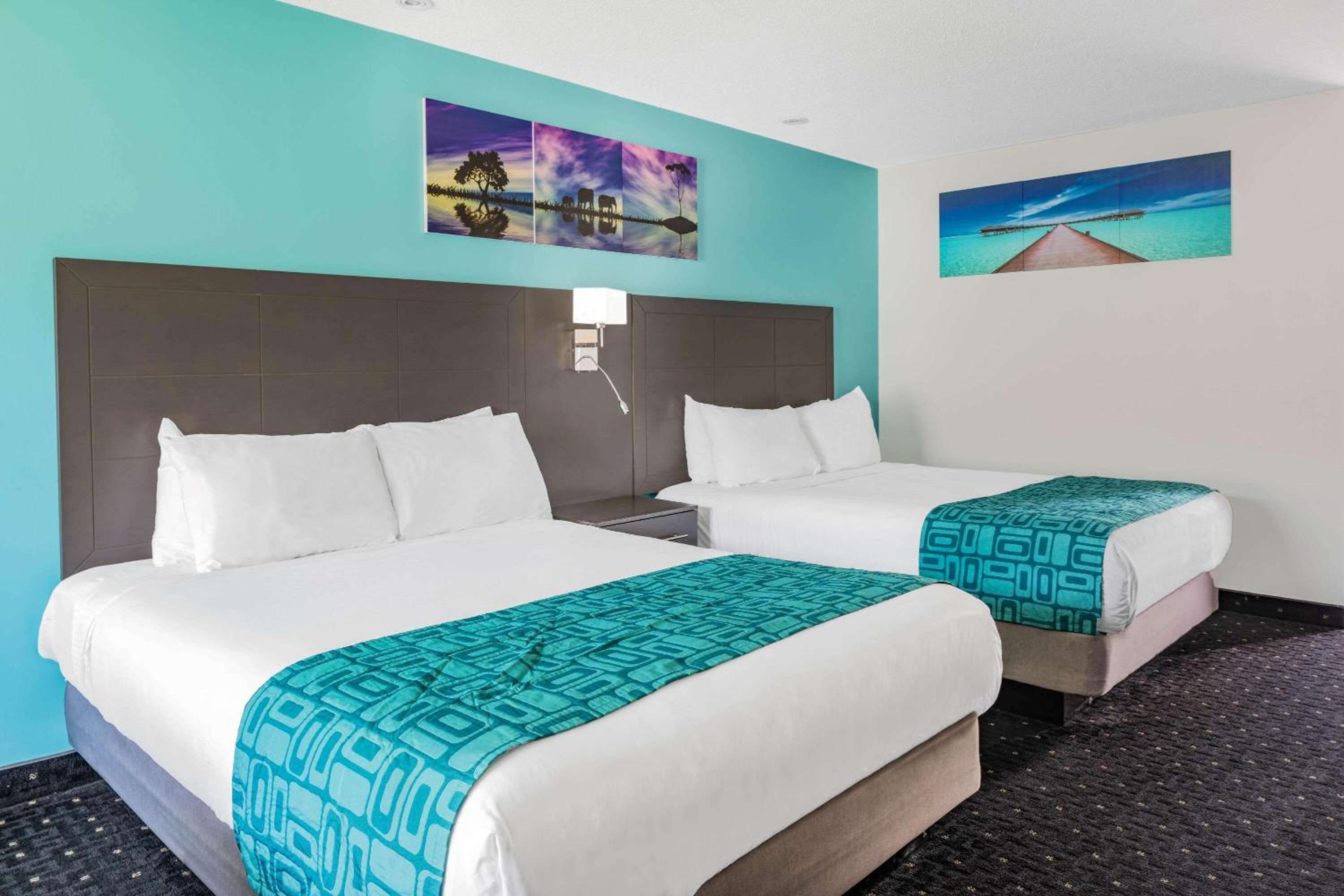 Queen Room with Two Queen Beds - Non-Smoking - Photo 3