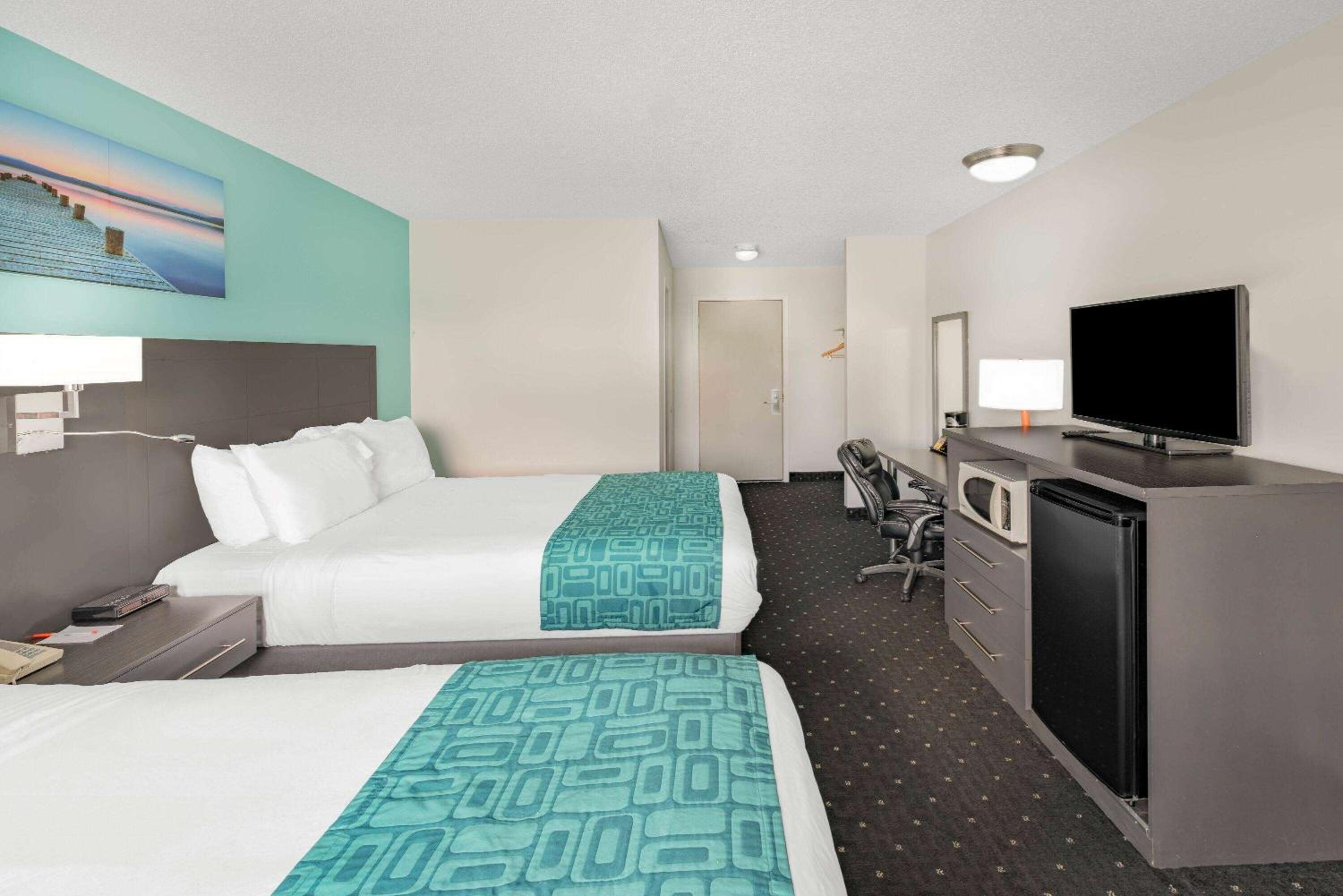 Deluxe Queen Room with Two Queen Beds - Non-Smoking - Photo 1