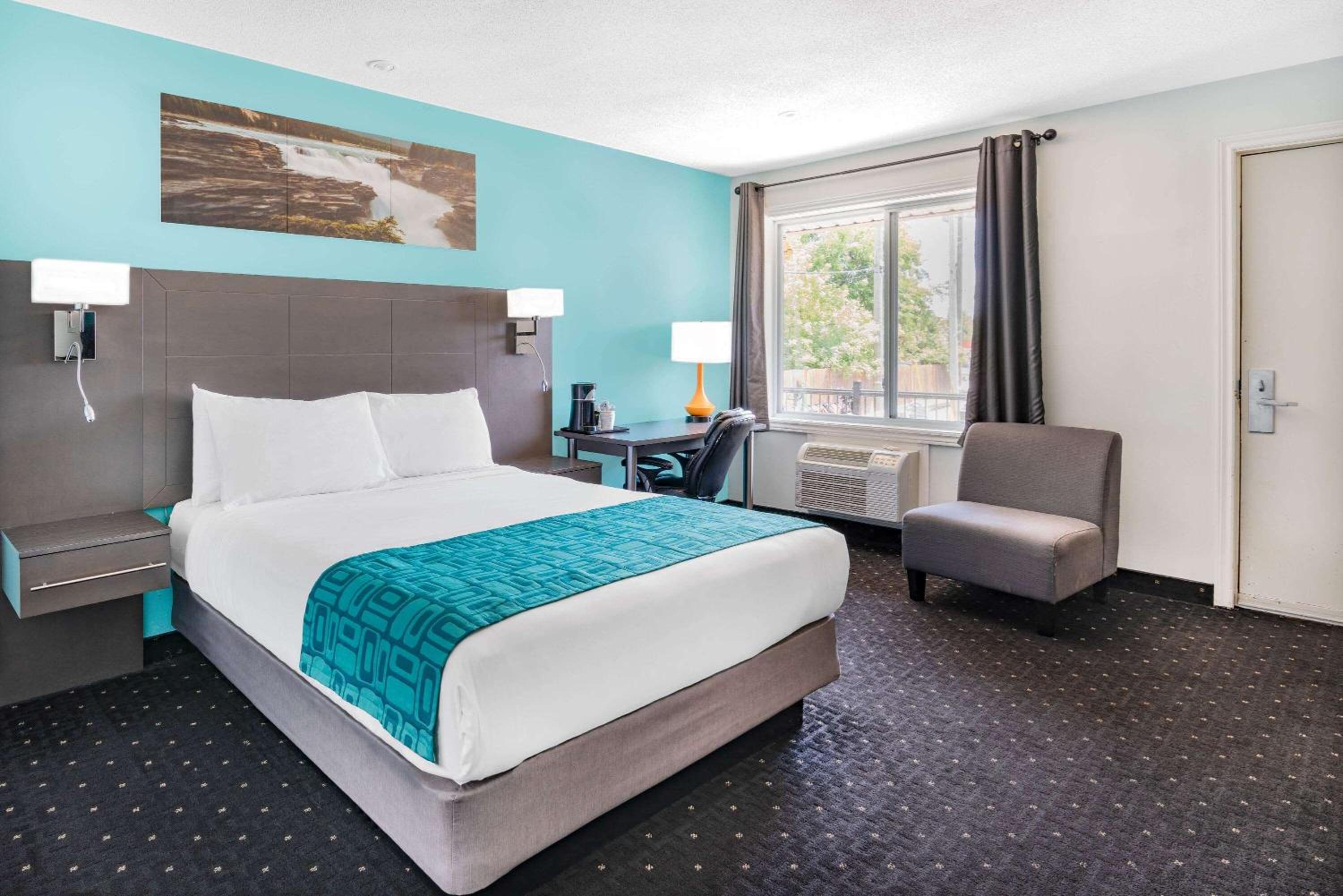 Queen Room - Non-Smoking - Photo 3