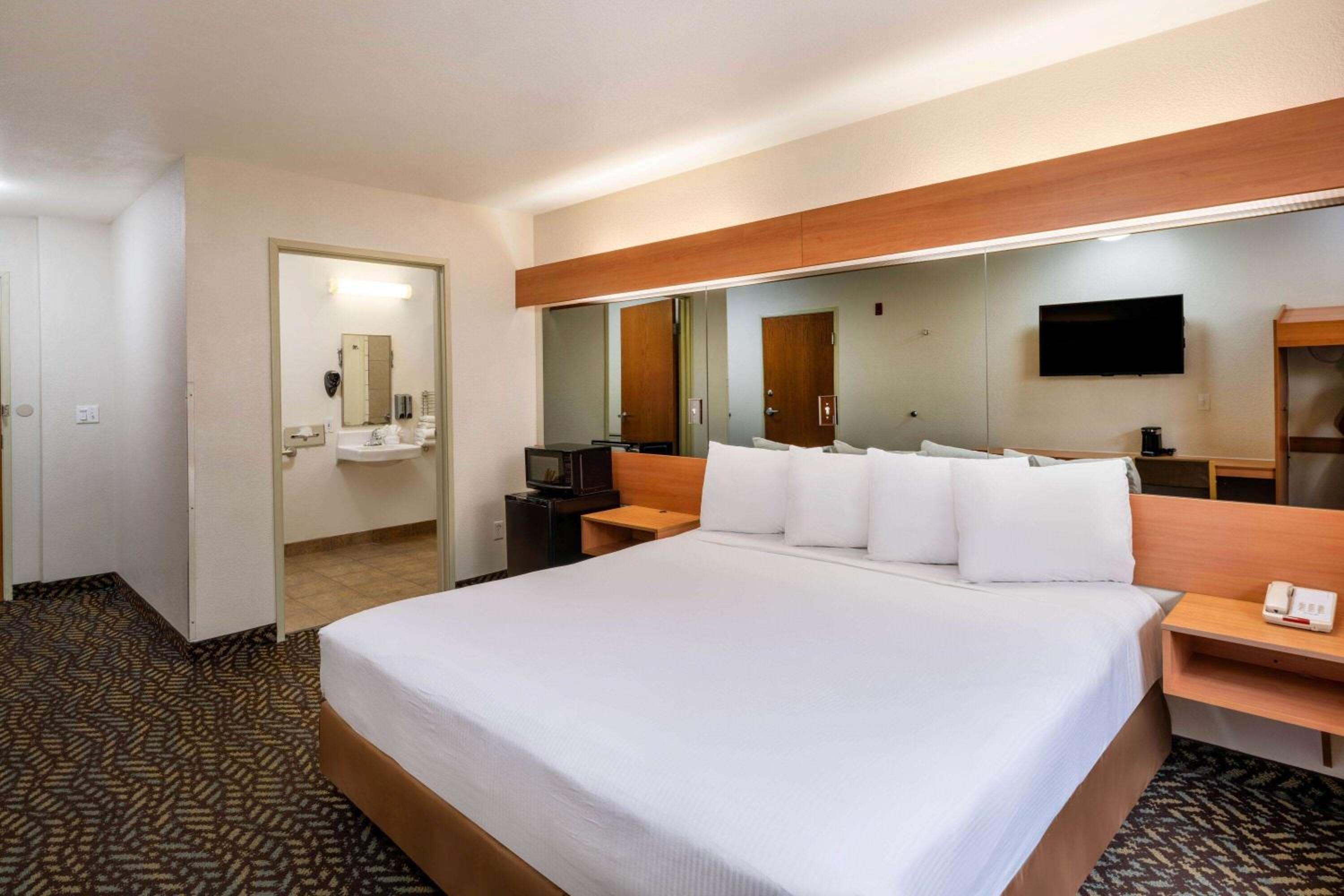 Standard King Room - Disability Access/Non-Smoking - Photo 1