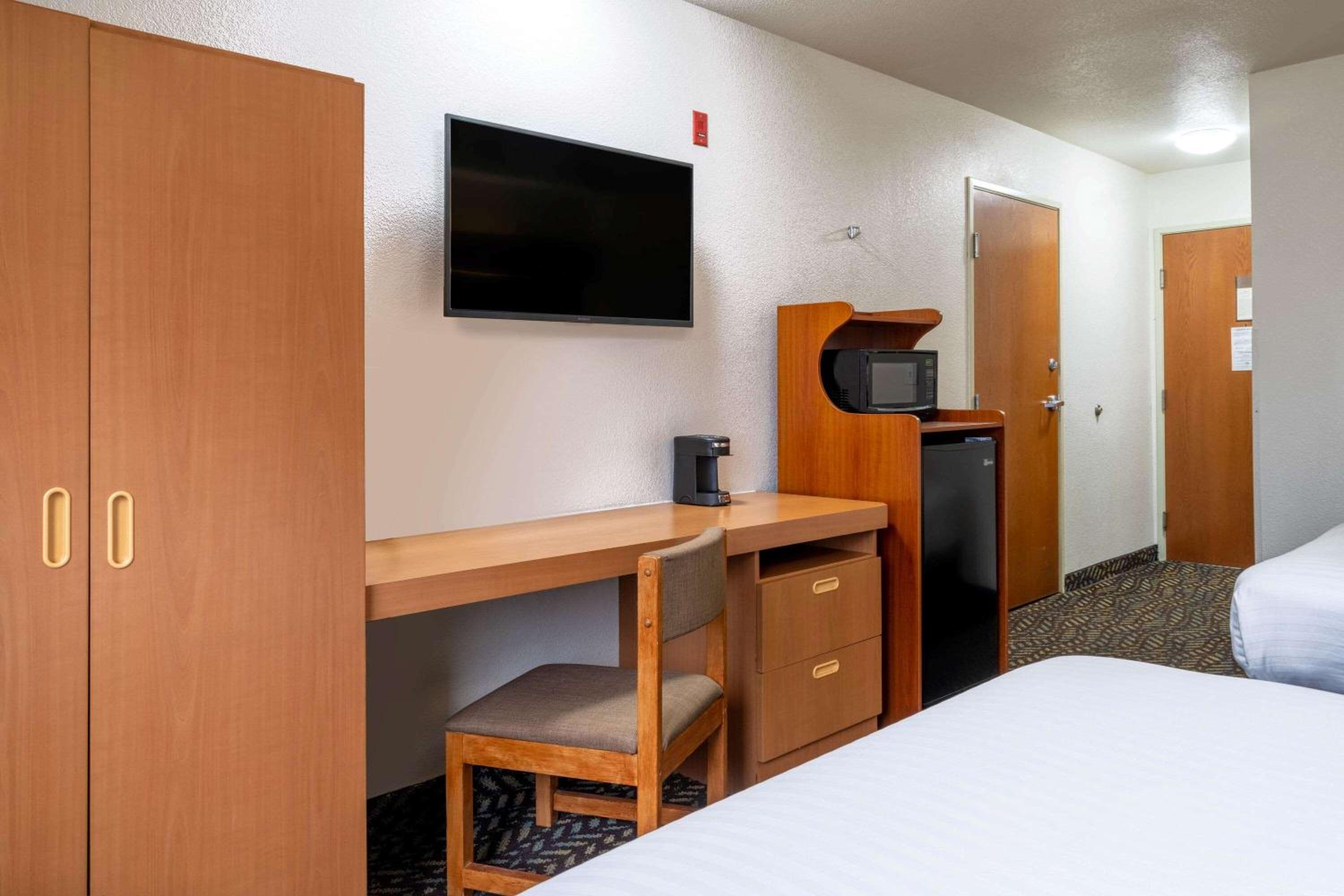 Deluxe Queen Room with Two Queen Beds - Non-Smoking - Photo 2