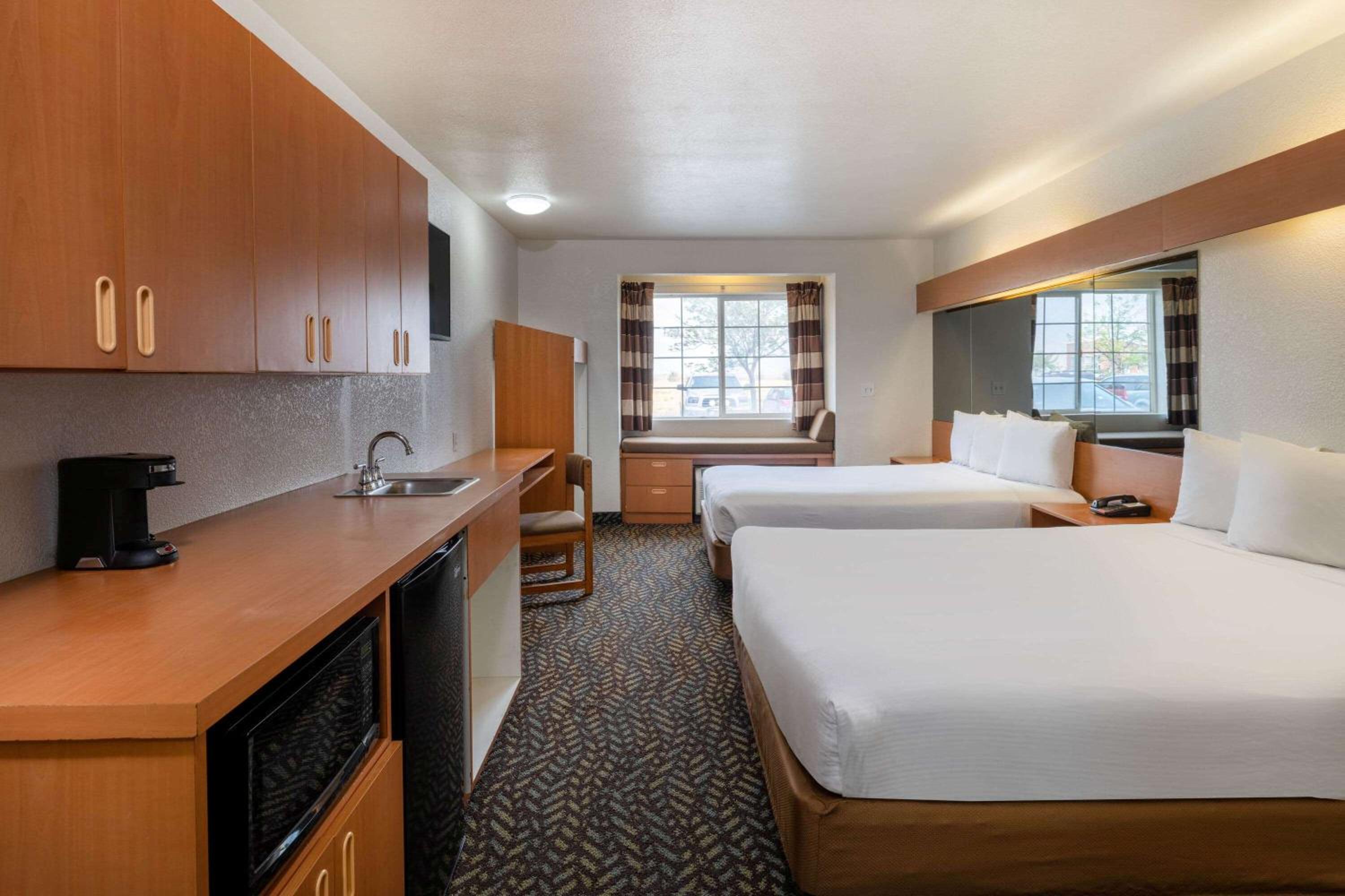 Queen Room with Two Queen Beds - Pet Friendly/Non-Smoking - Photo 4