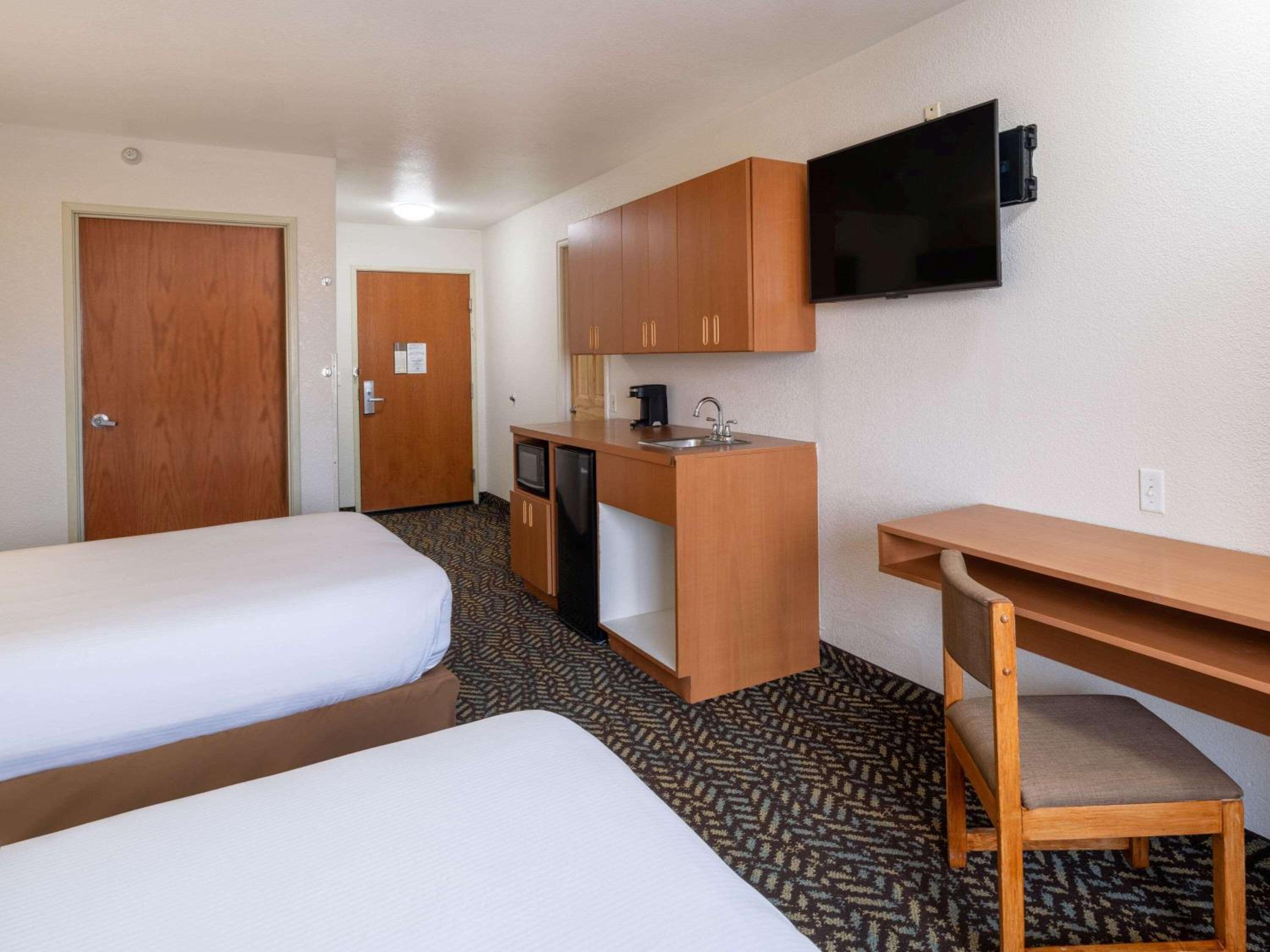 Queen Room with Two Queen Beds - Pet Friendly/Non-Smoking - Photo 5