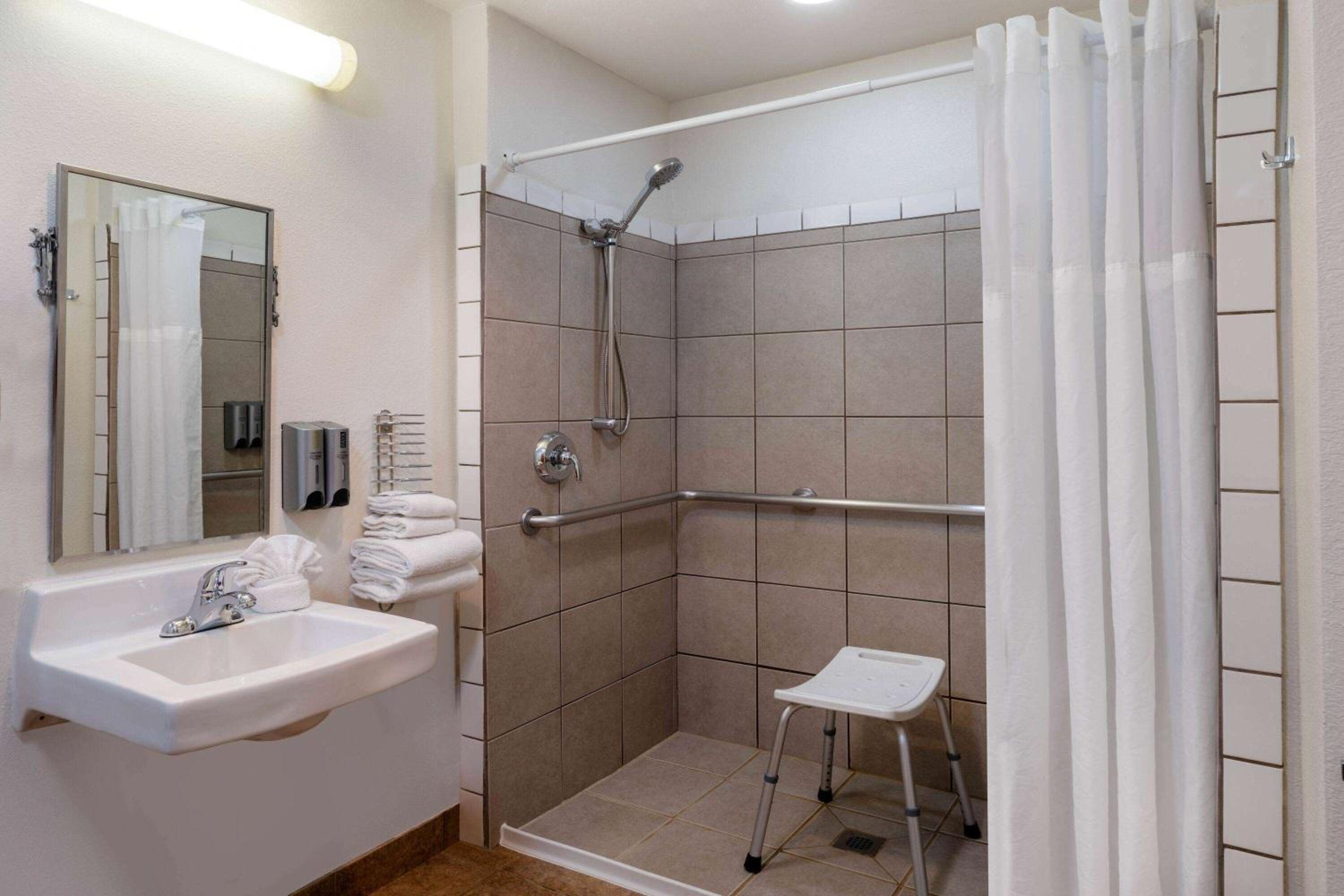 Standard King Room - Disability Access/Non-Smoking - Photo 5