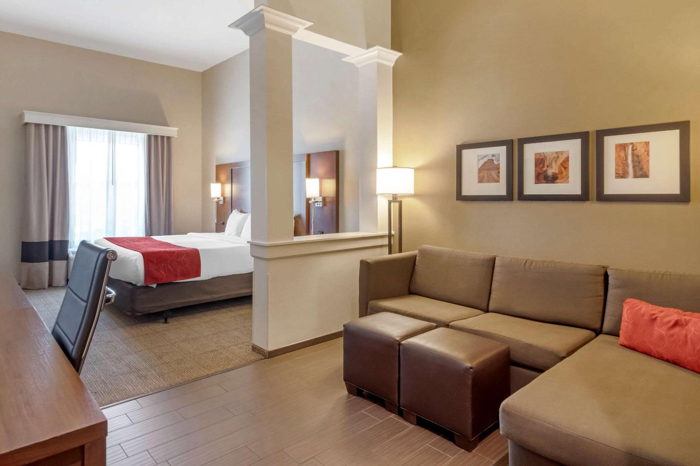 King Suite - Non-Smoking photo 2