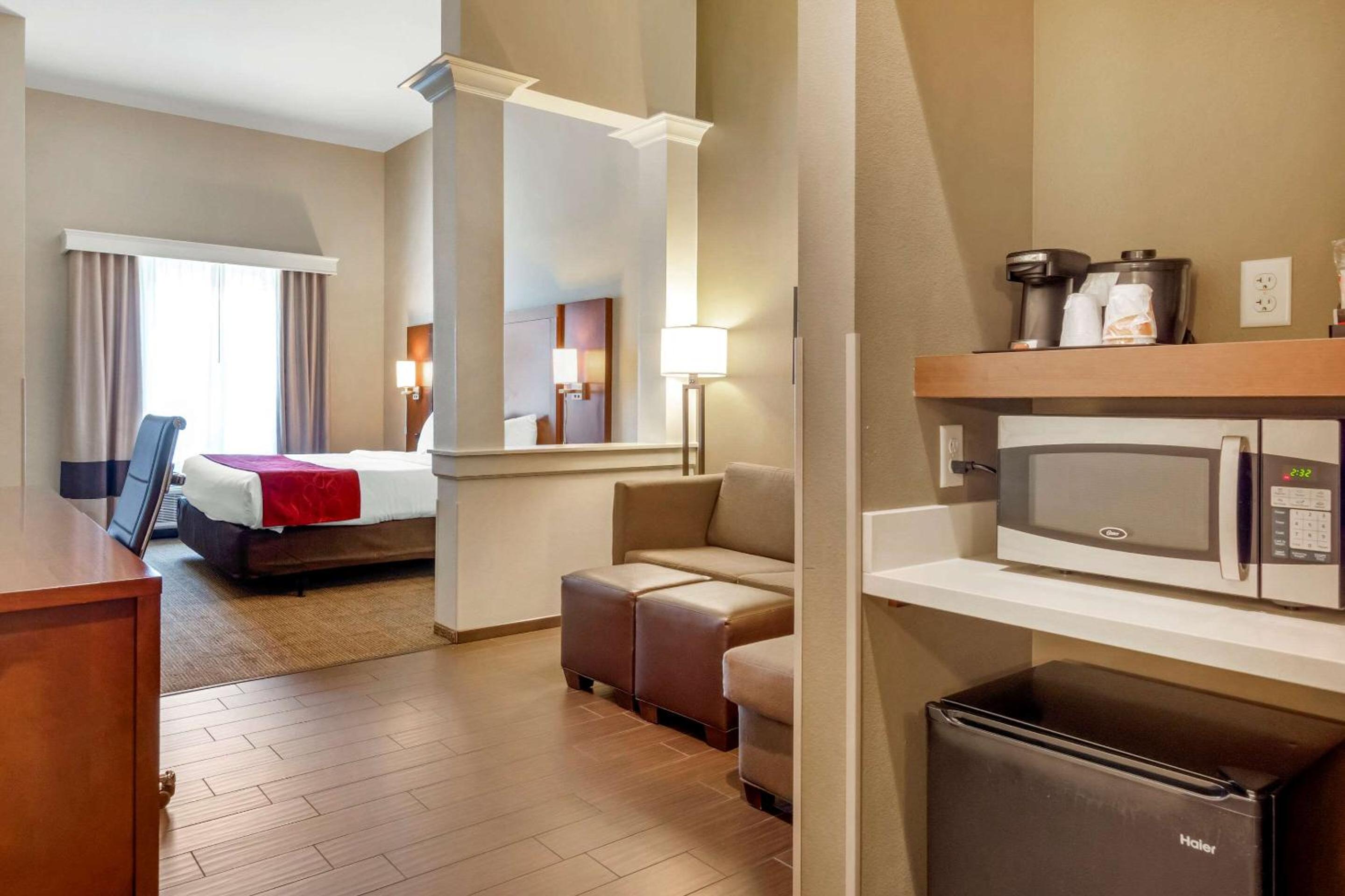 King Suite - Non-Smoking photo 3