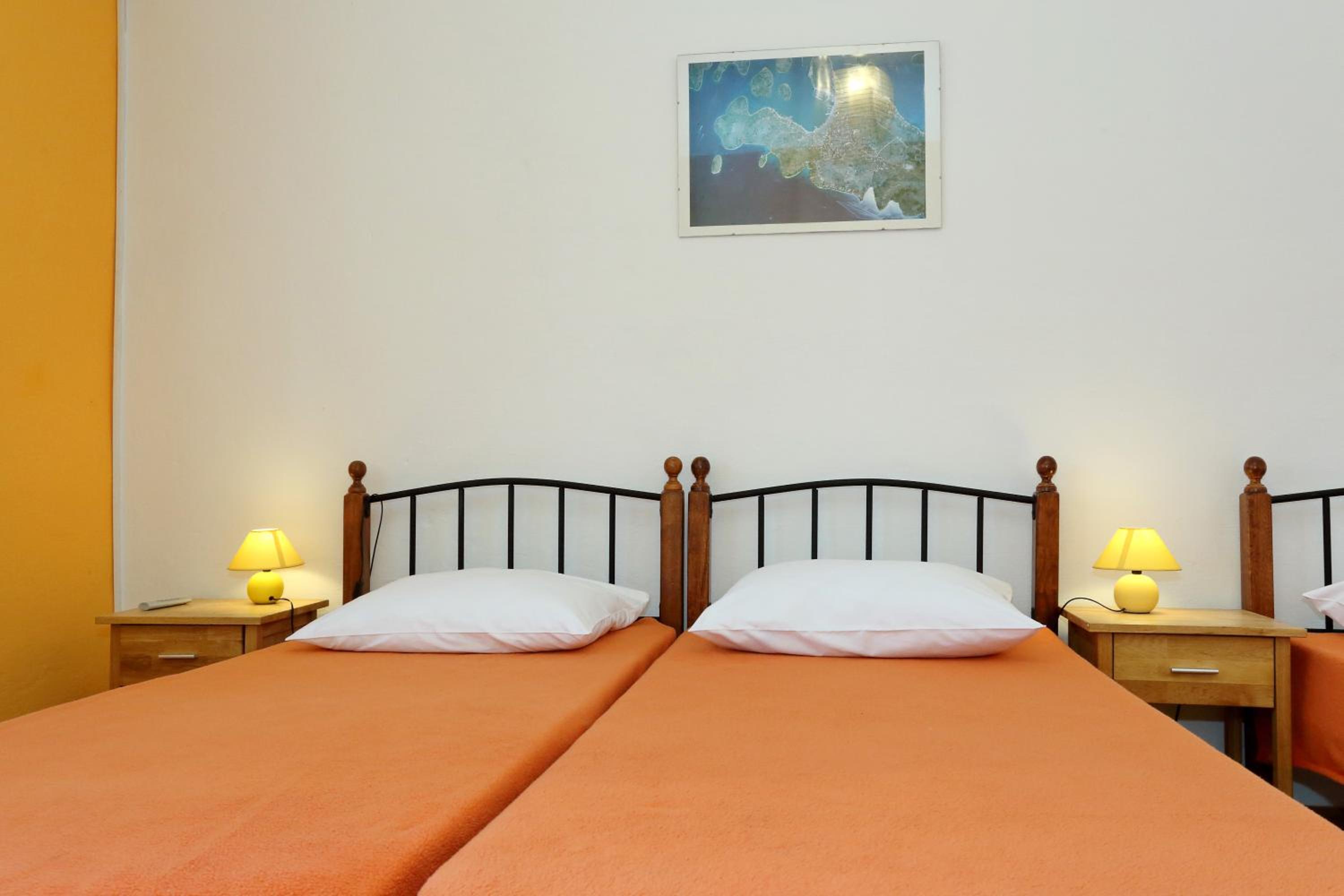 Triple Room with Bathroom - Photo 3