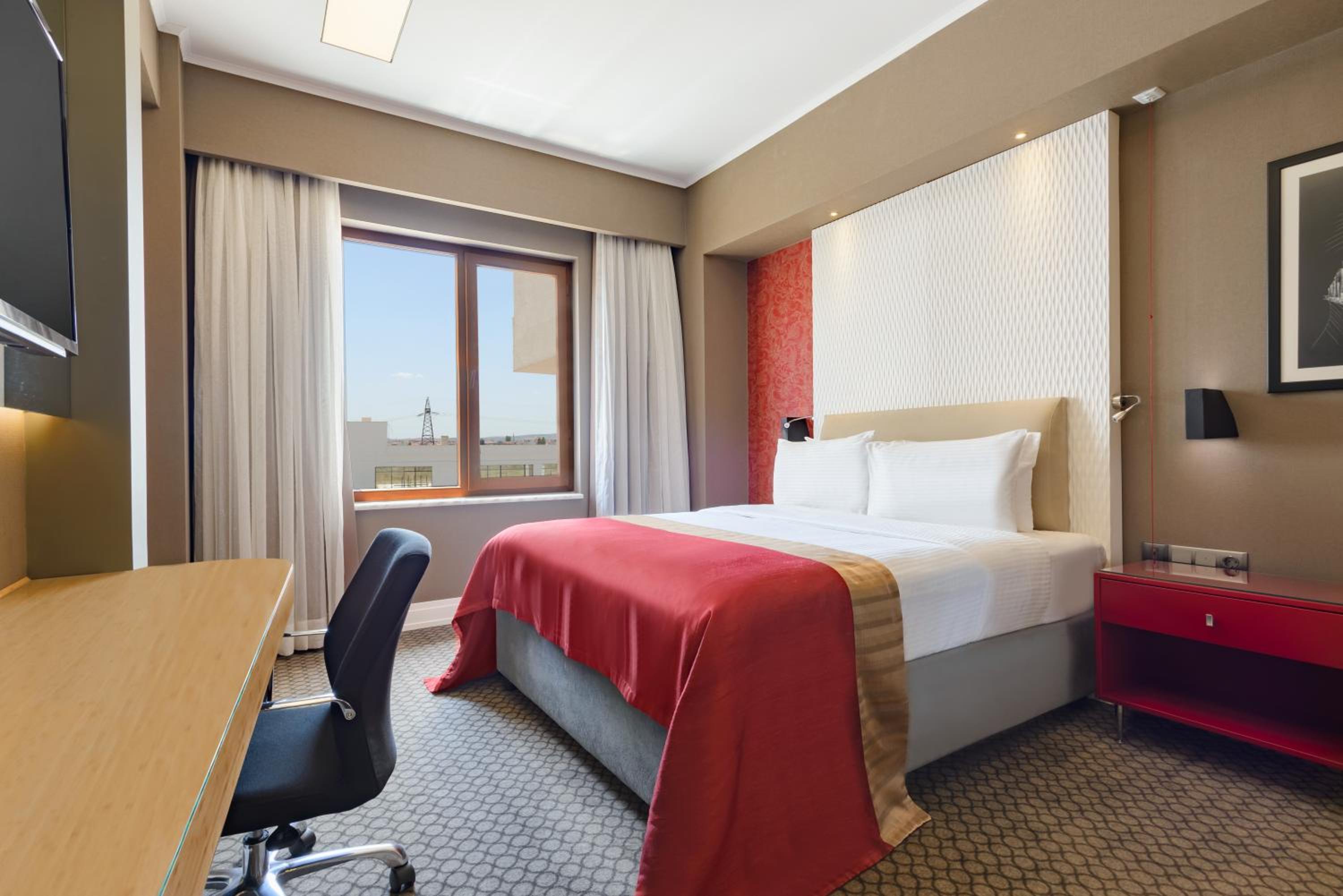 King Room with Roll-In Shower - Mobility Accessible/Smoking photo 2