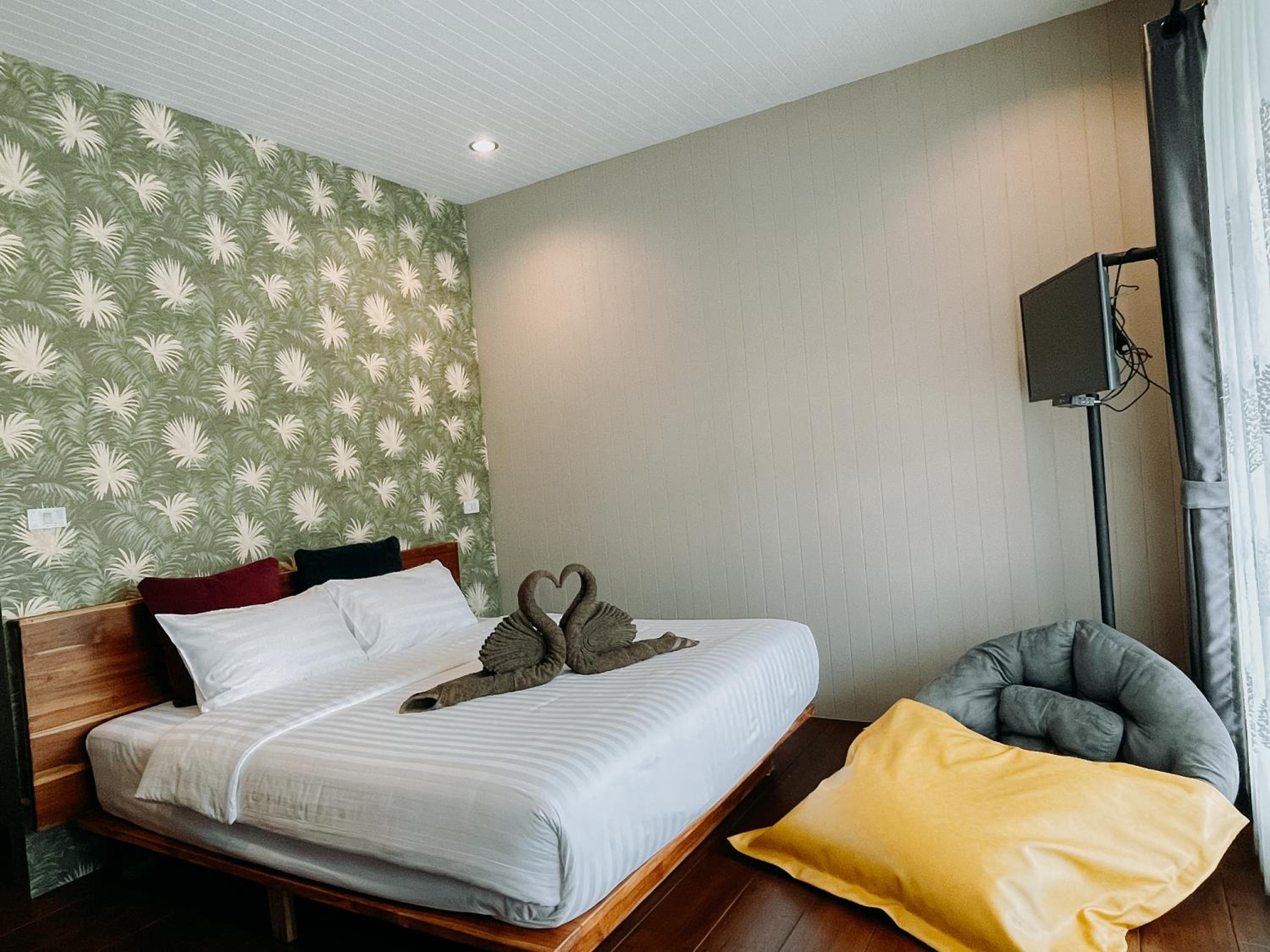 Deluxe Raft Room with mountain and river view