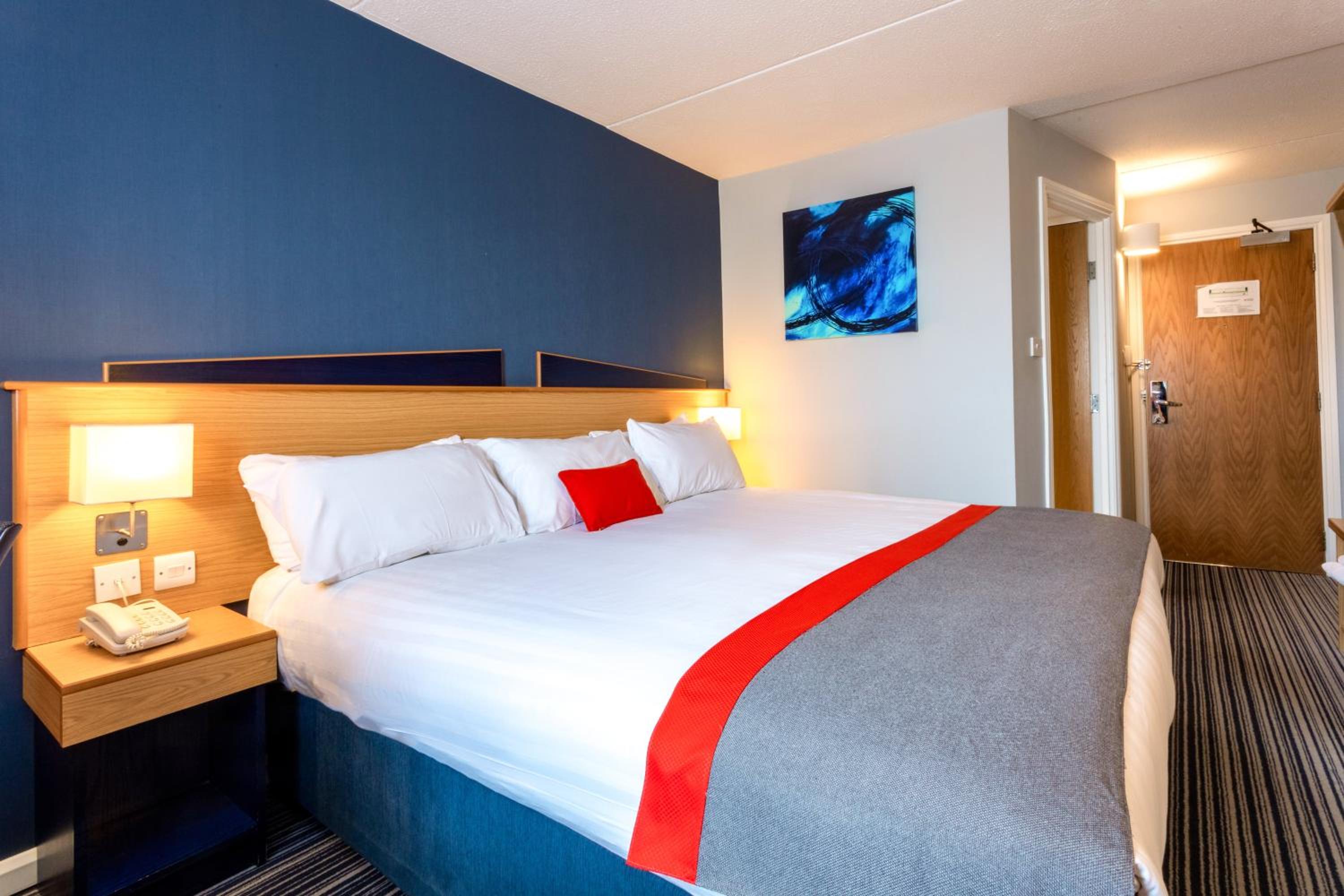 Standard King Room with Free Hot Breakfast - Photo 5