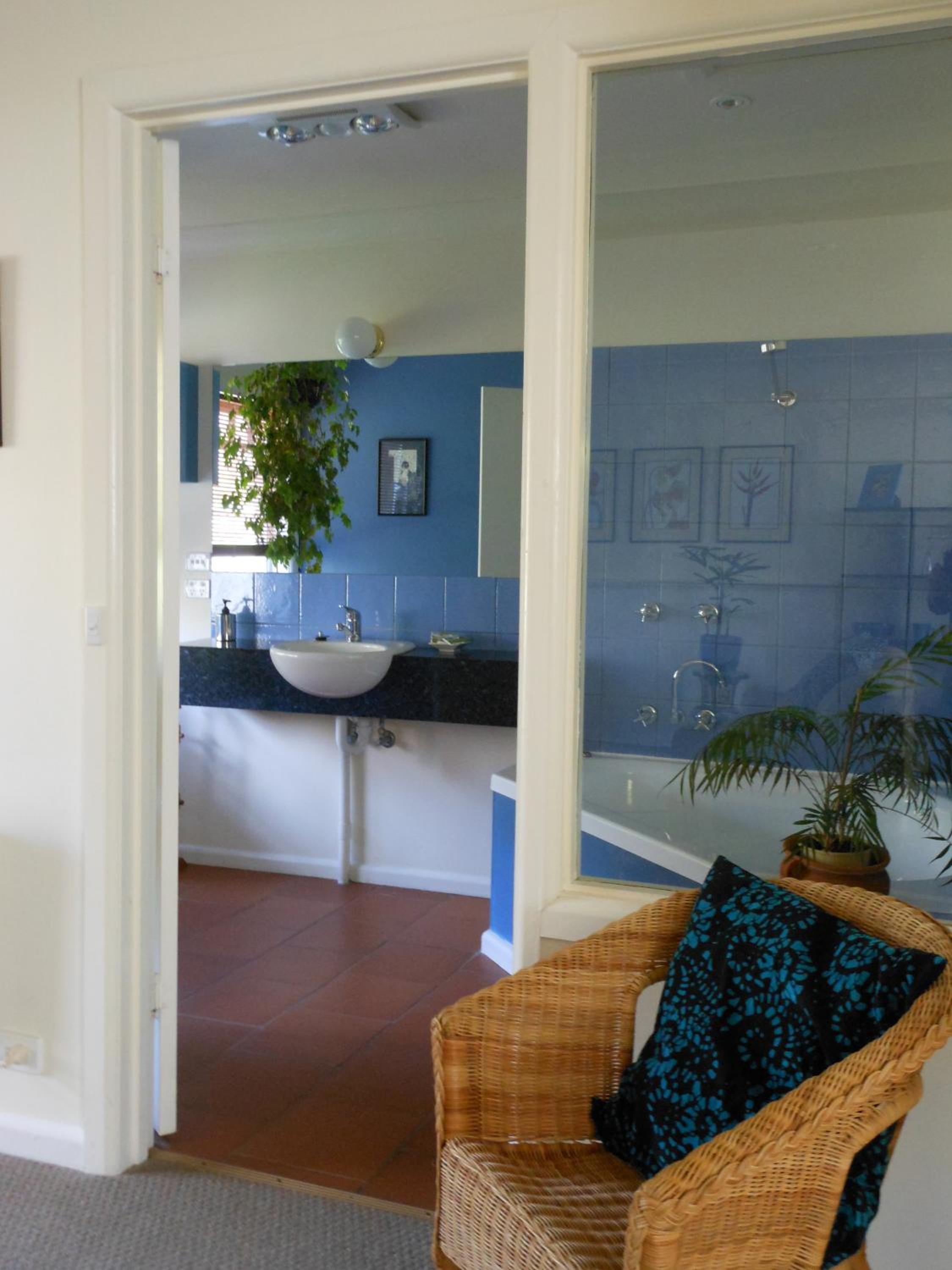 One-Bedroom Cottage - Middle photo 3