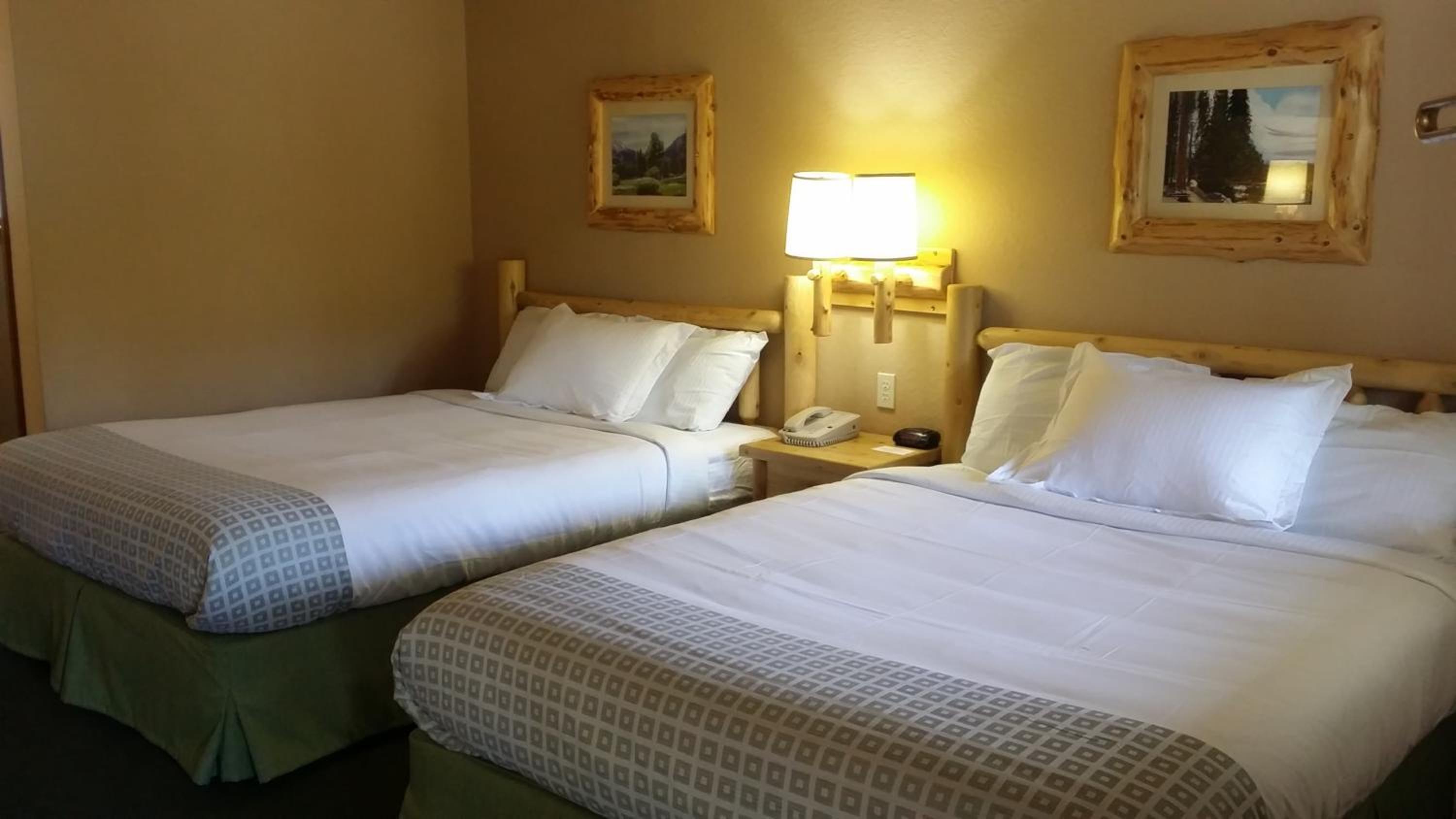 Deluxe Queen Room with Two Queen Beds photo 1