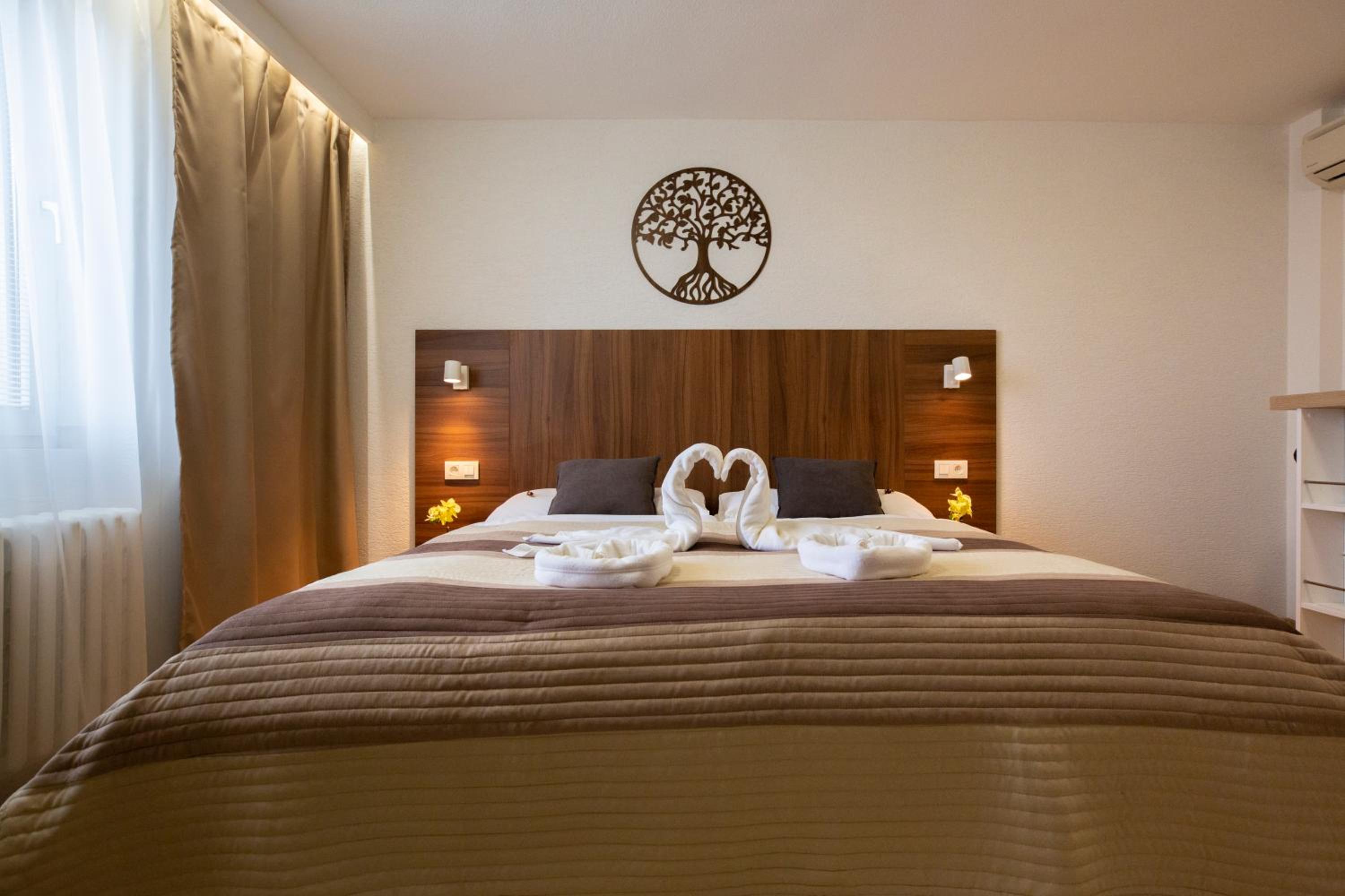 Double Room - Photo 6