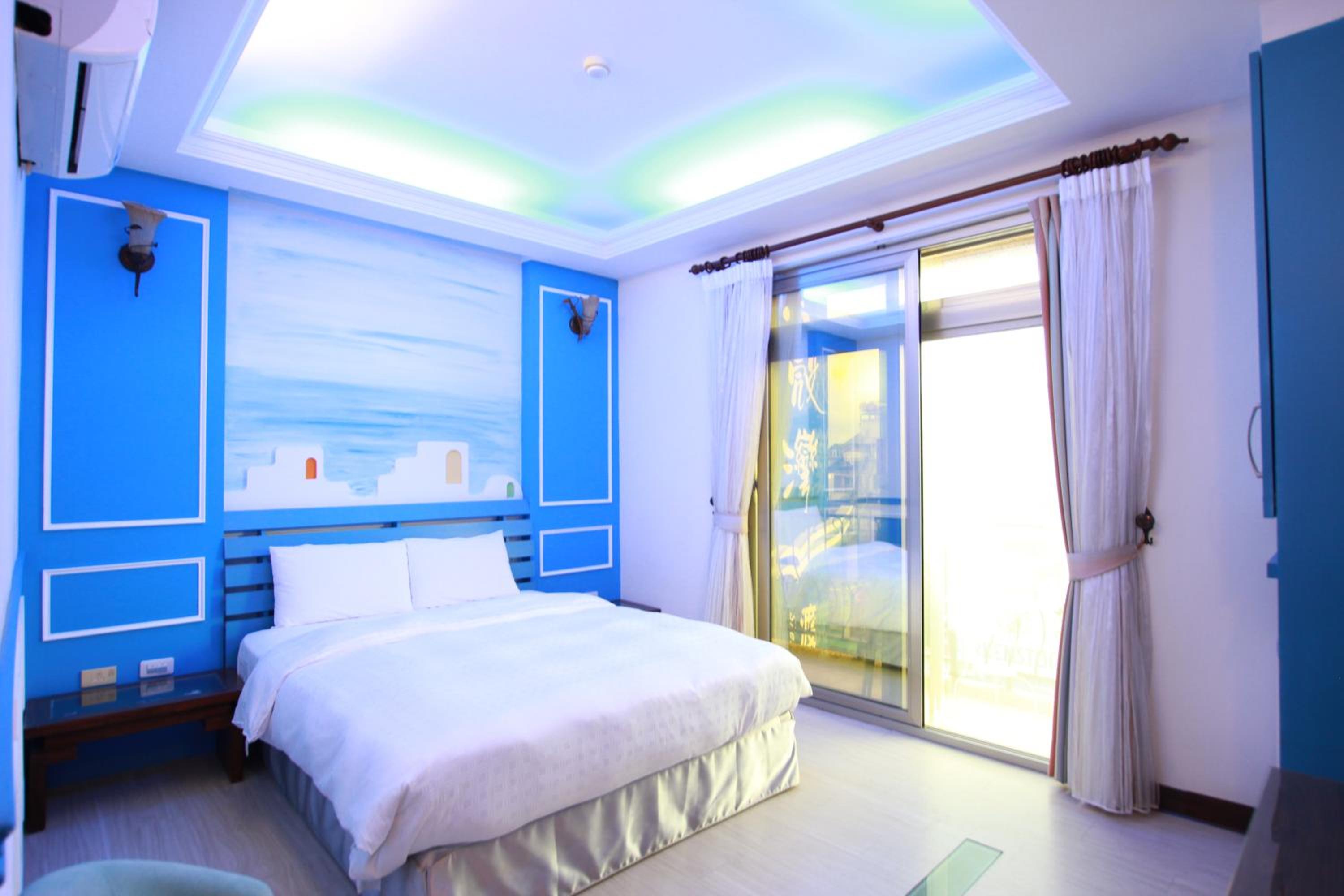 Deluxe Double Room with Balcony - Photo 10