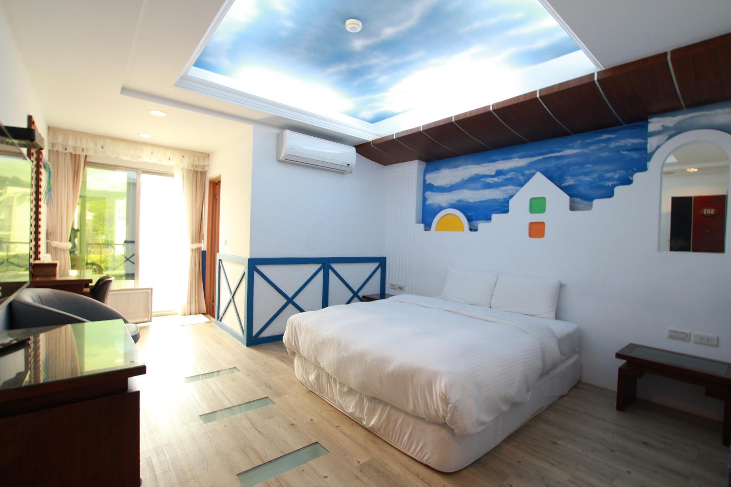 Deluxe Double Room with Balcony - Photo 11