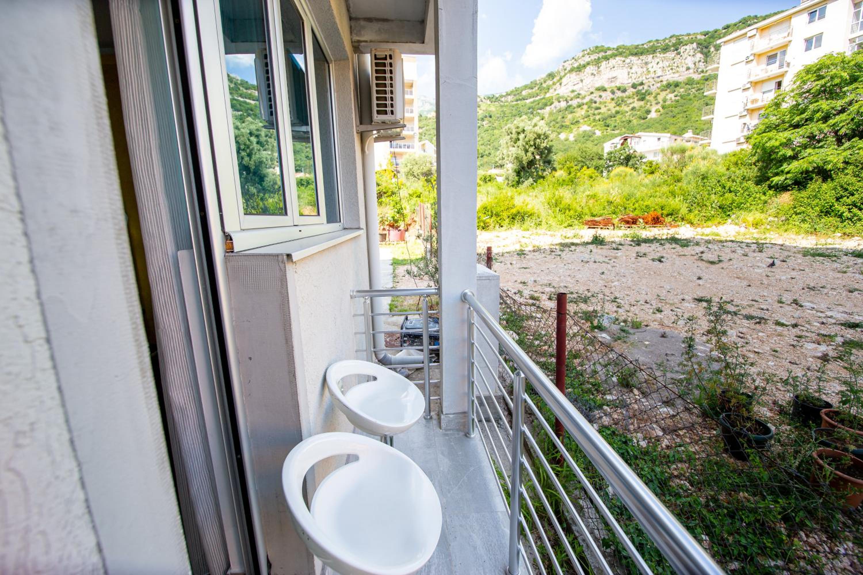 Studio with Balcony - Photo 6