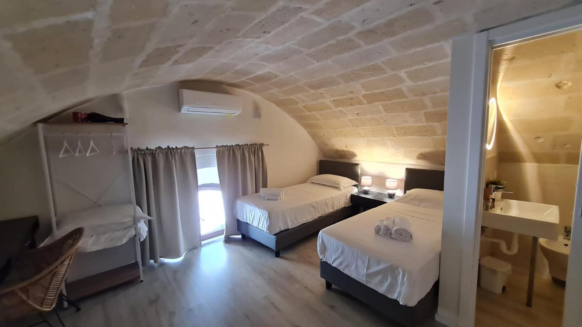 Deluxe Double or Twin Room - Photo 10