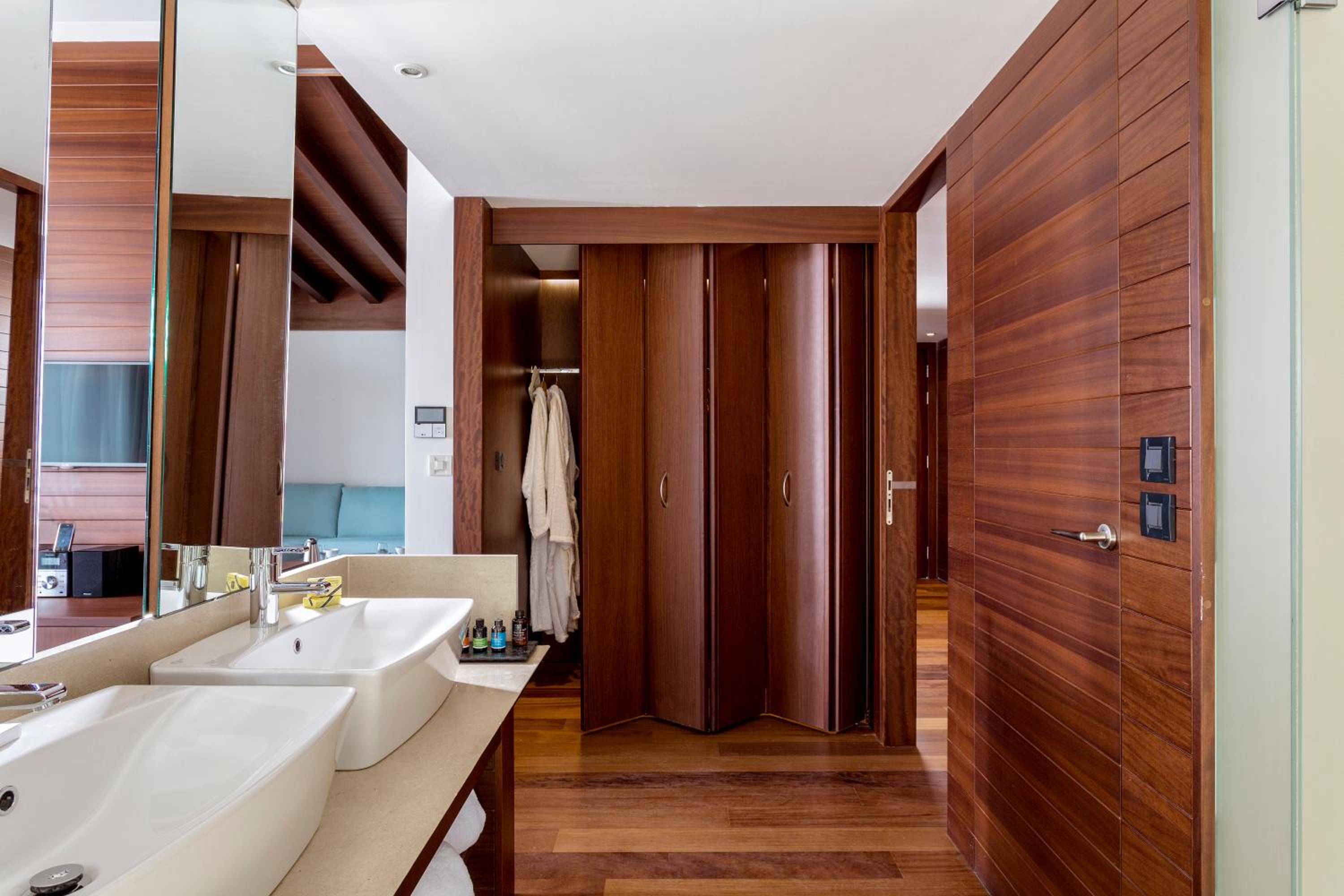Executive Suite with Private Pool photo 3