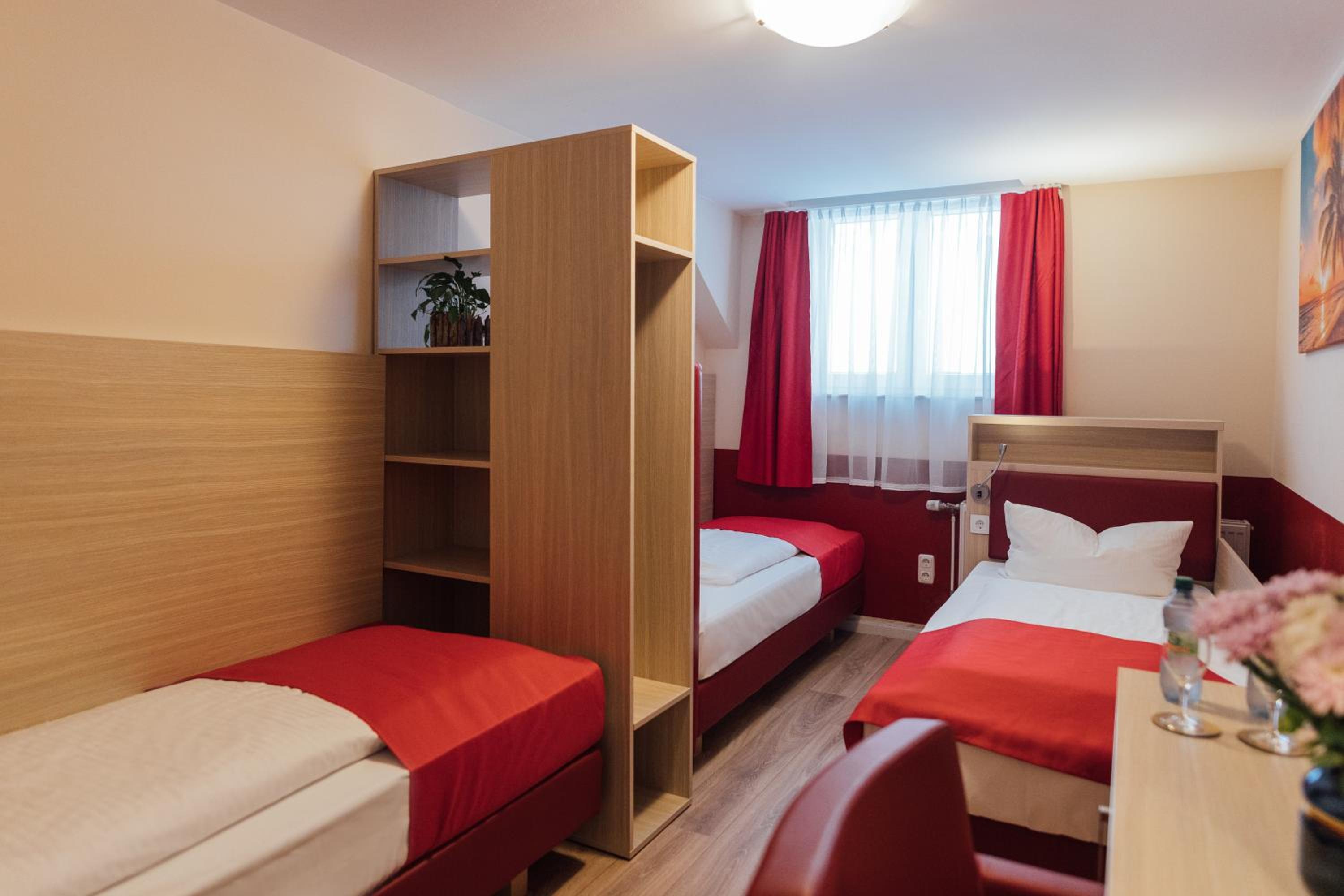 Economy Triple Room Souterrain with own External Bathroom  - Photo 6