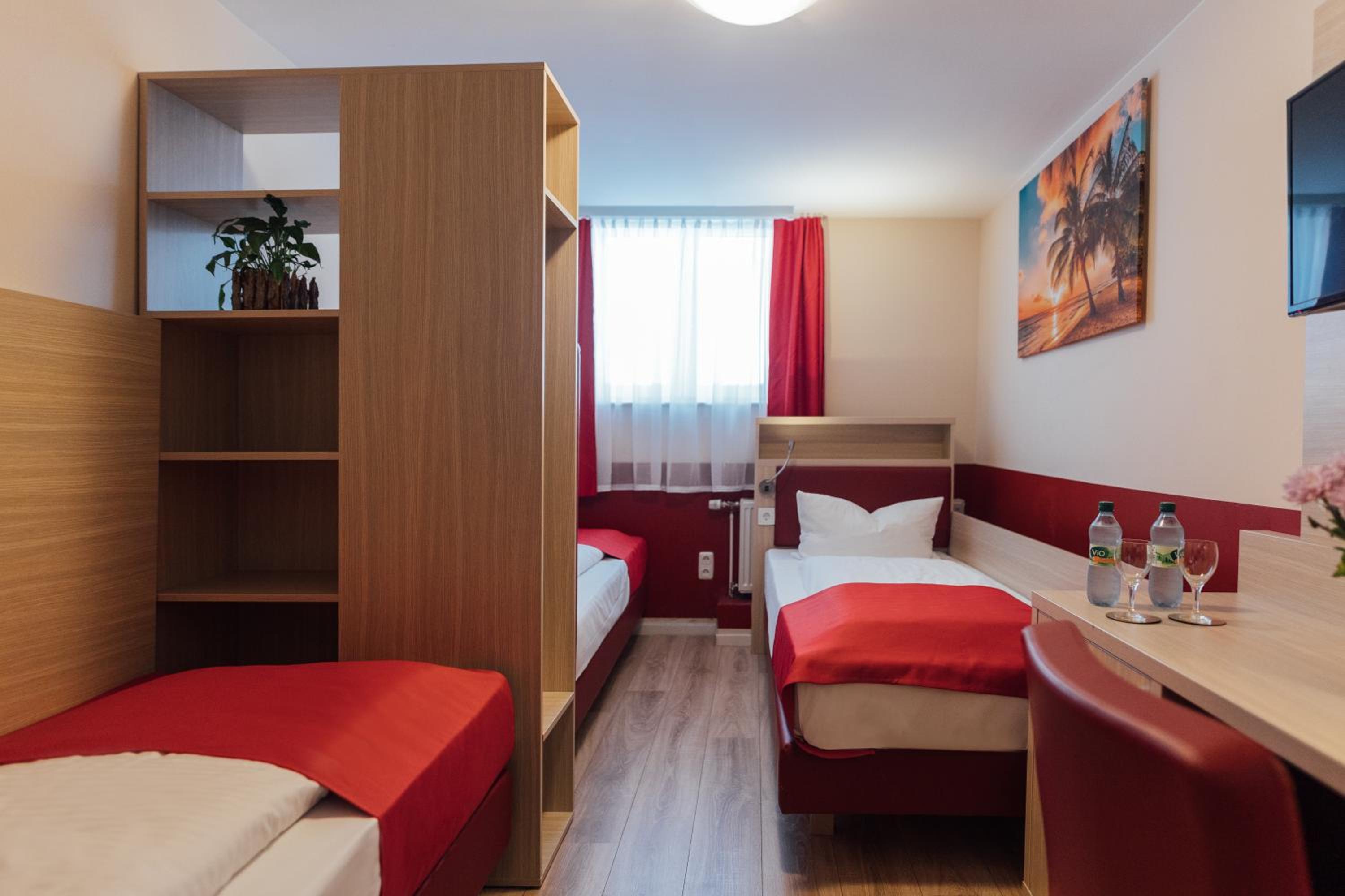 Economy Triple Room Souterrain with own External Bathroom  - Photo 2