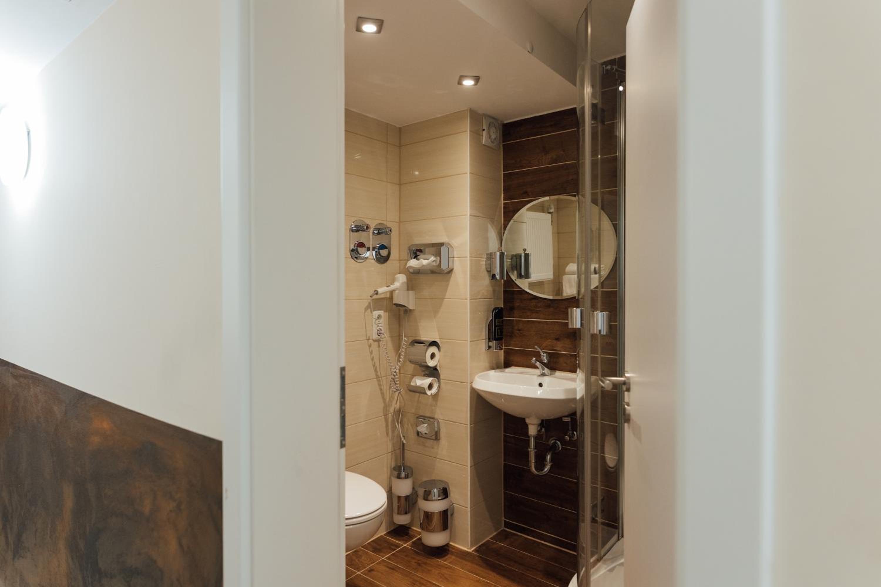 Economy Triple Room Souterrain with own External Bathroom  - Photo 7