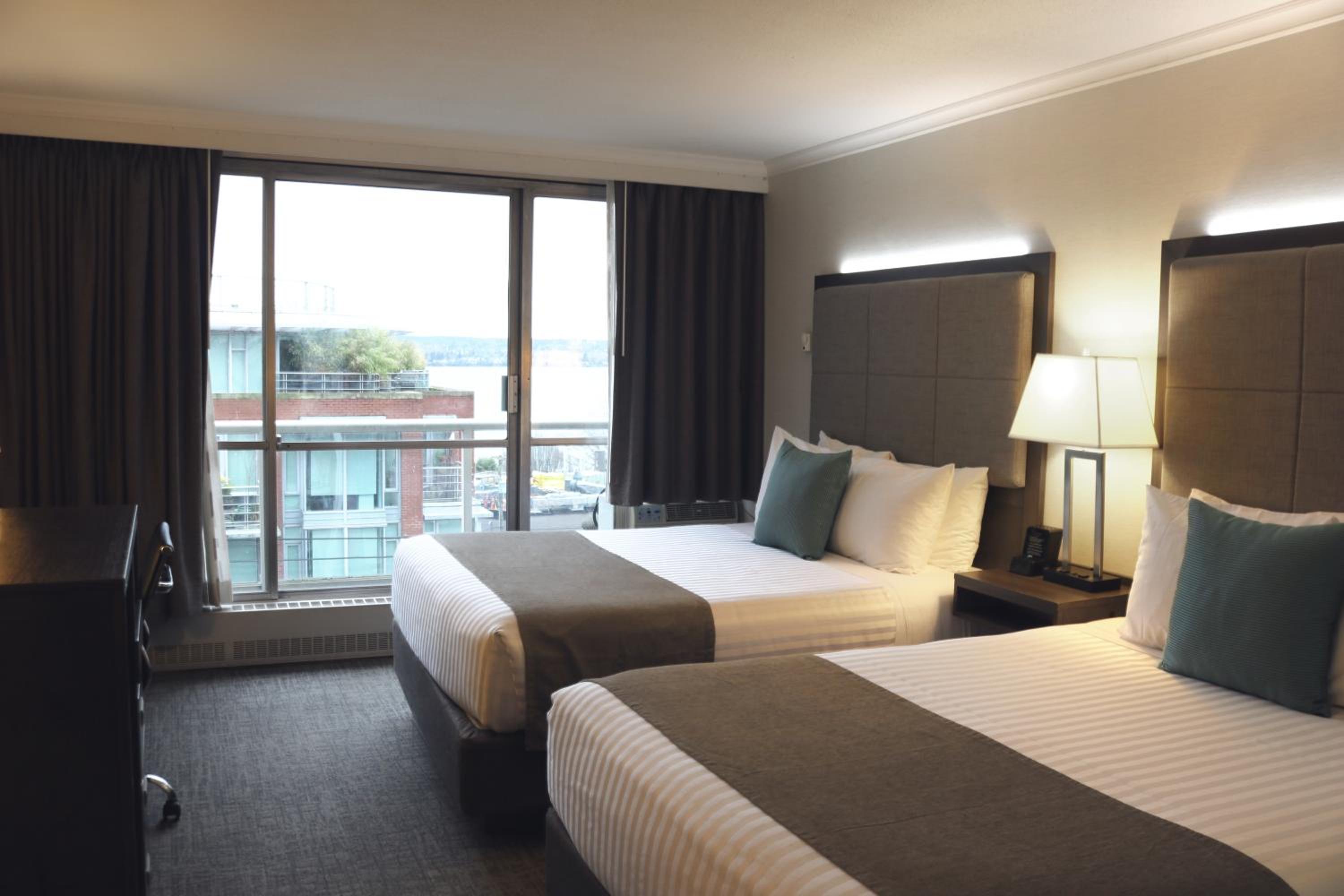 Large Queen Room with Two Queen Beds - Non-Smoking - Photo 7