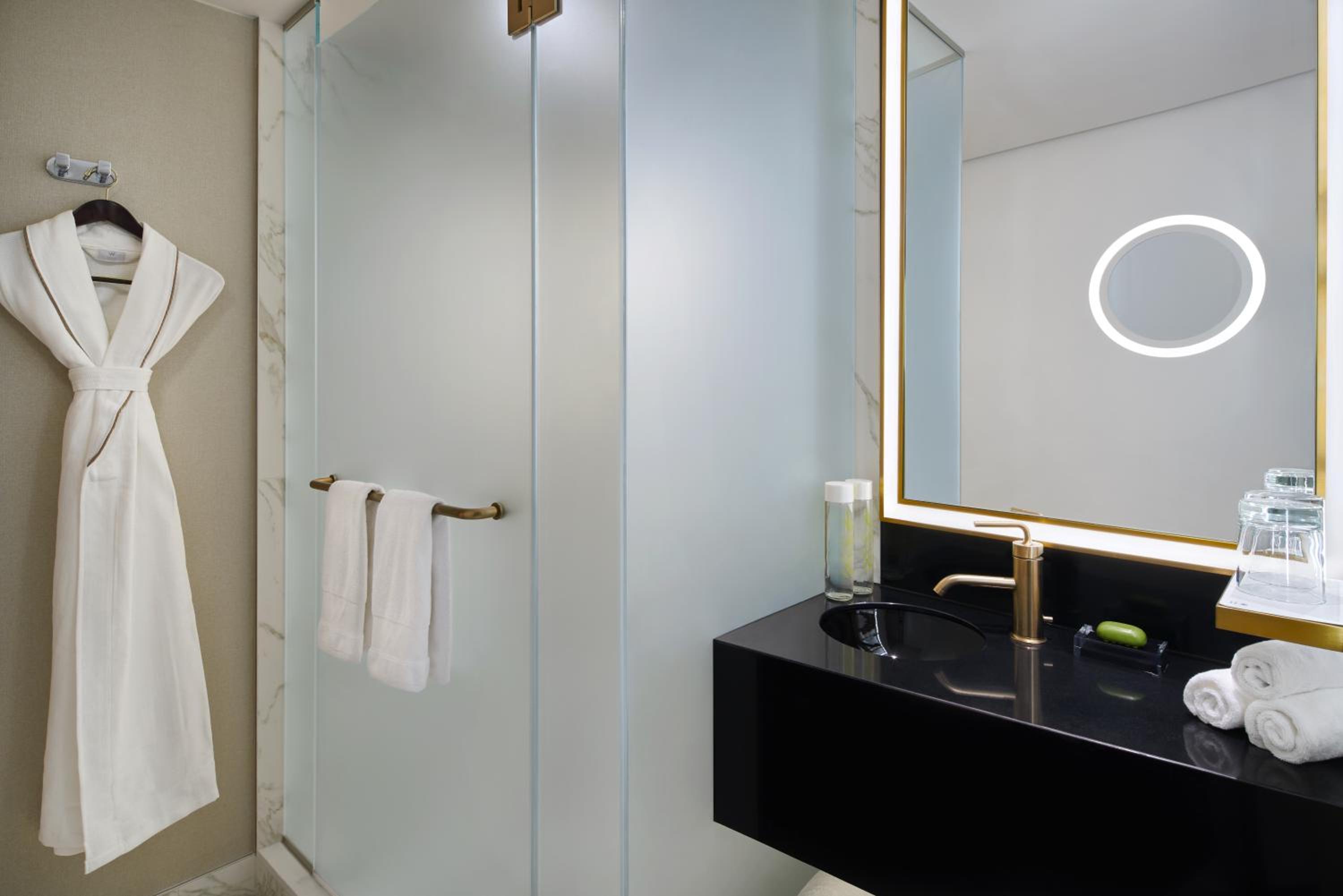 Deluxe King Room - Photo 4