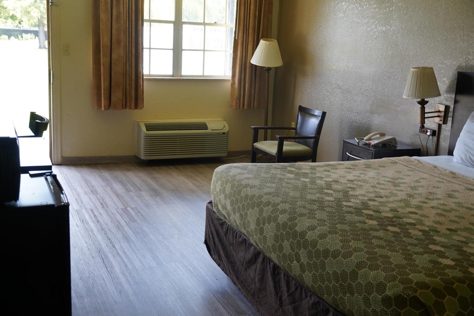 King Room - Accessible/Non-Smoking - Photo 3