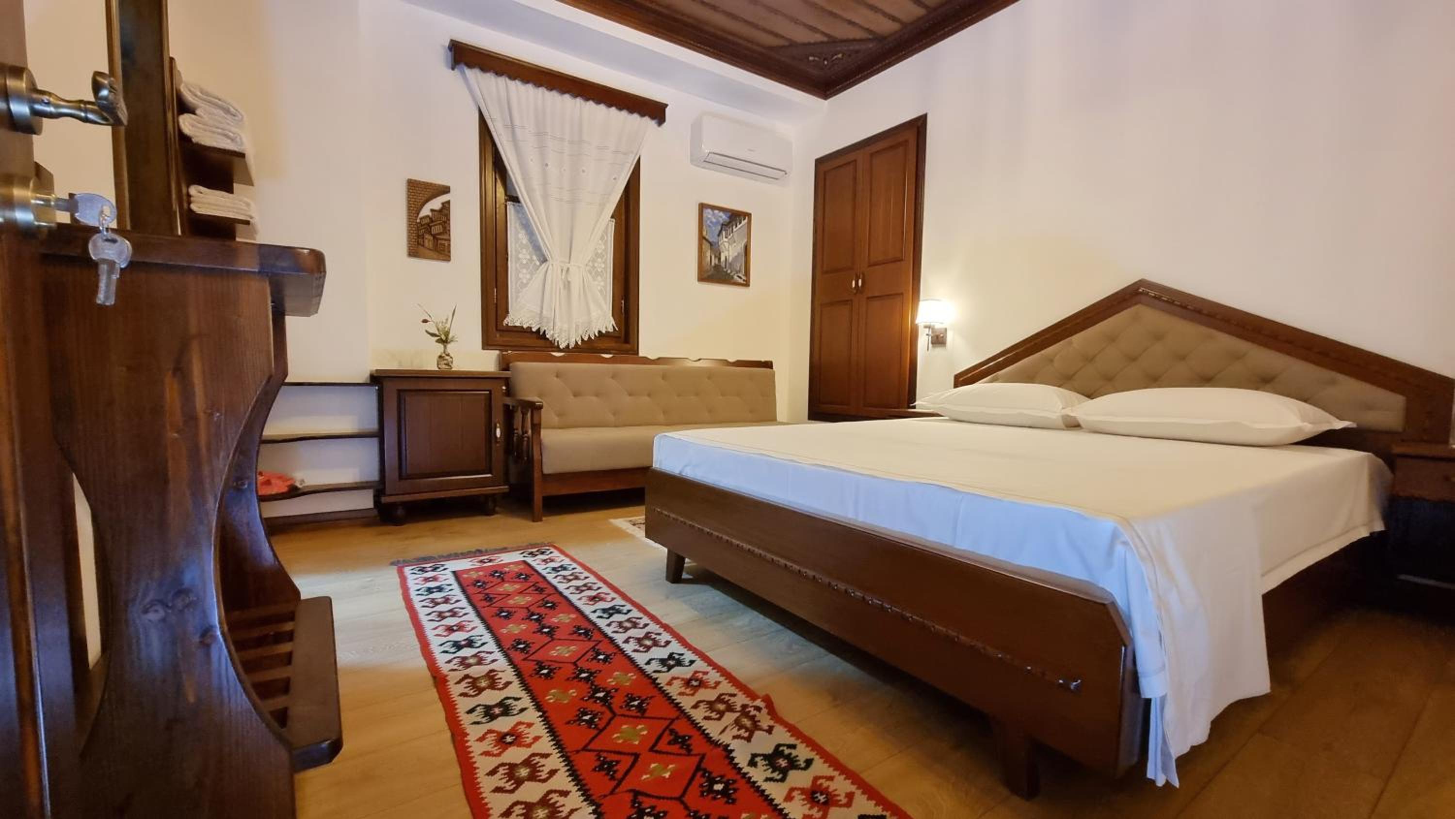 Deluxe Double Room (2 Adults + 1 Child)