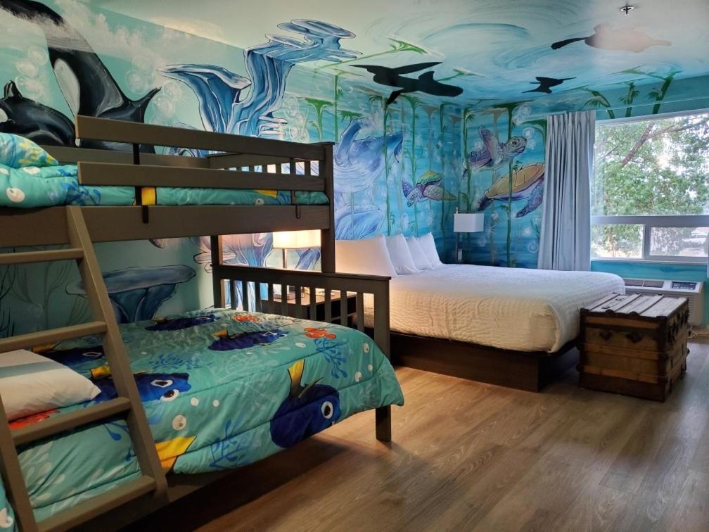 1 King Bed. Under the Sea Theme Room, Non-Smoking - Photo 2