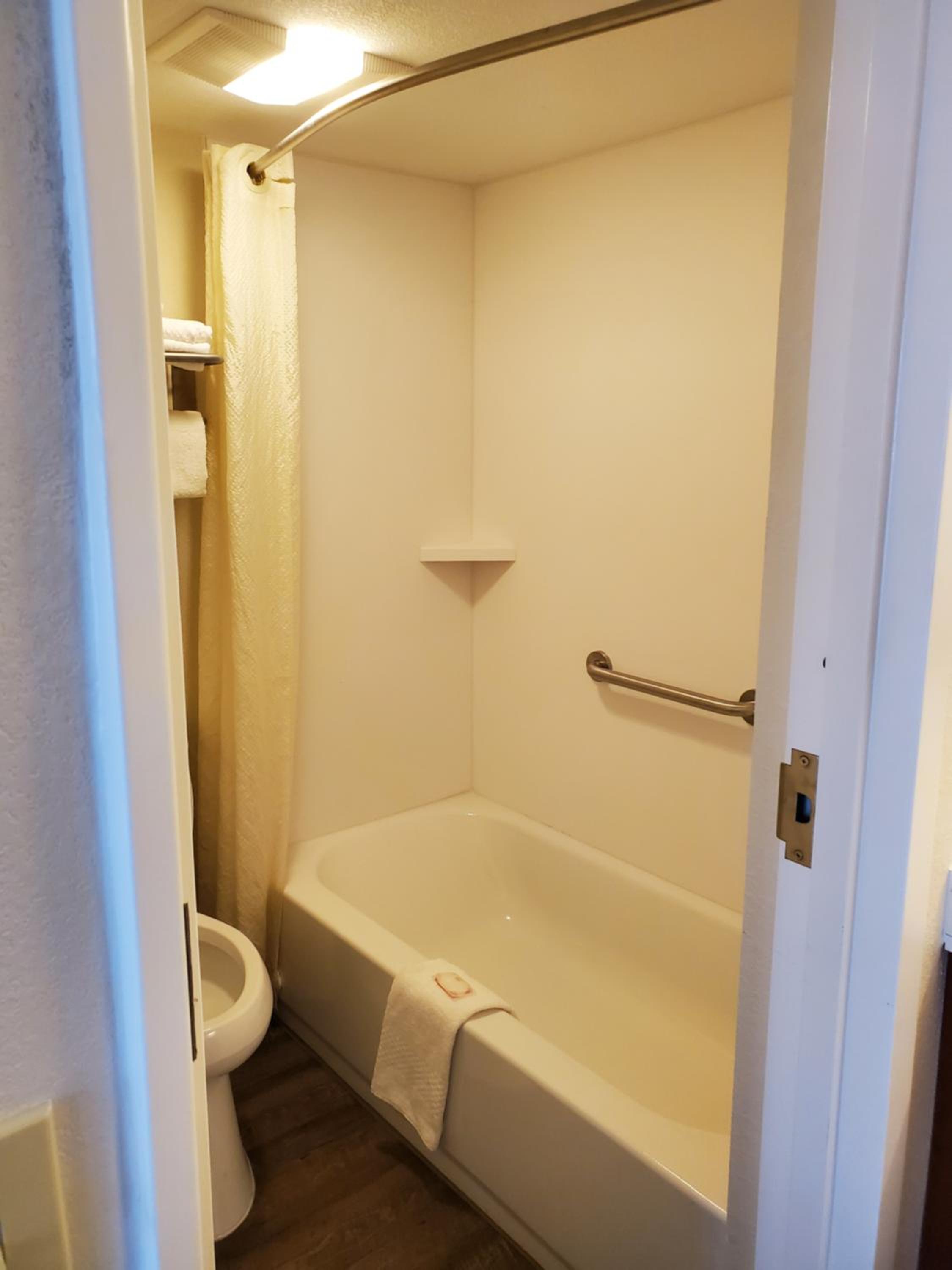 Standard Queen Room - Non Smoking - Photo 2