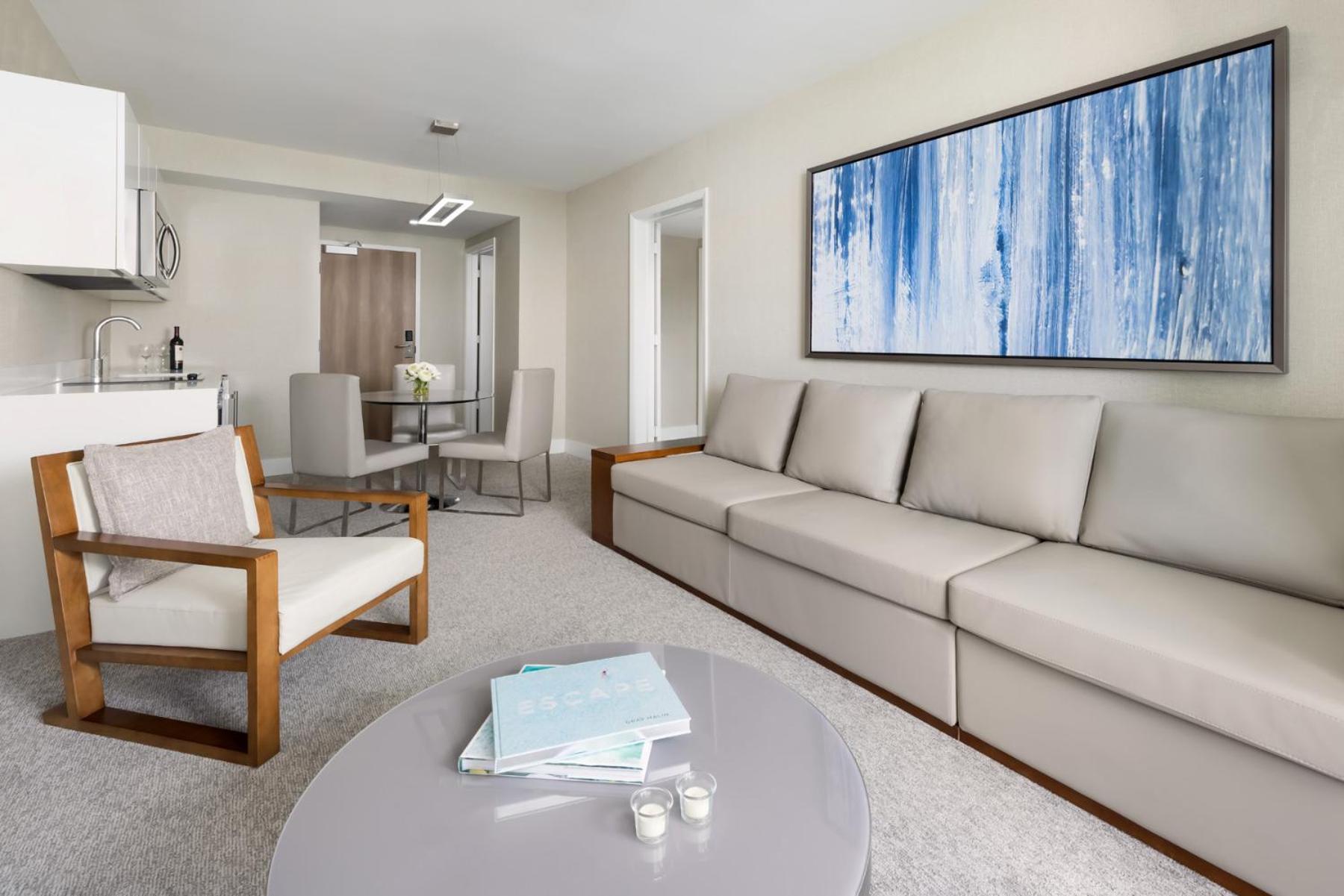  One Bedroom King Suite with Balcony photo 2
