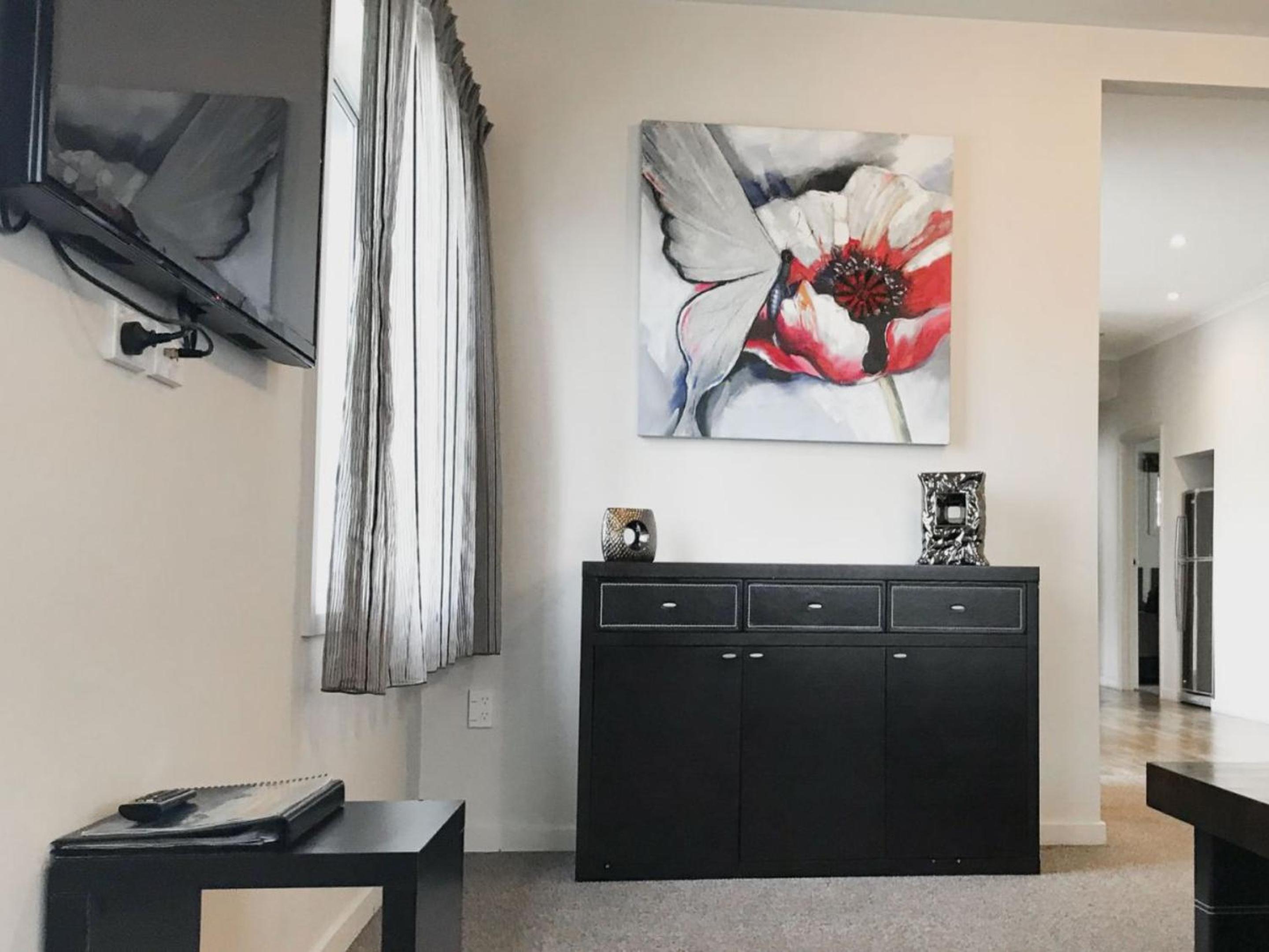 Three-Bedroom Apartment - Photo 9