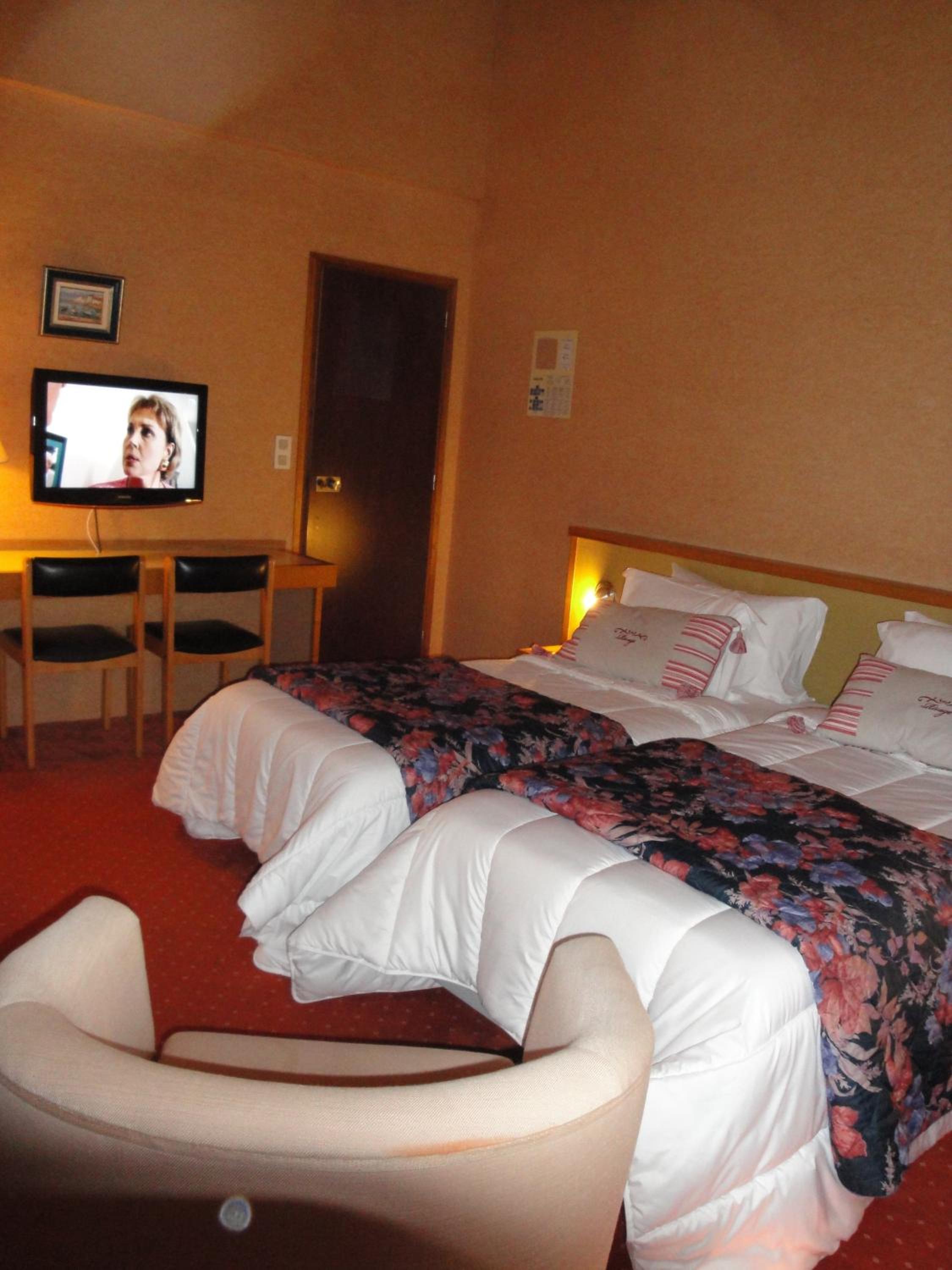 Standard Twin Room - Photo 2