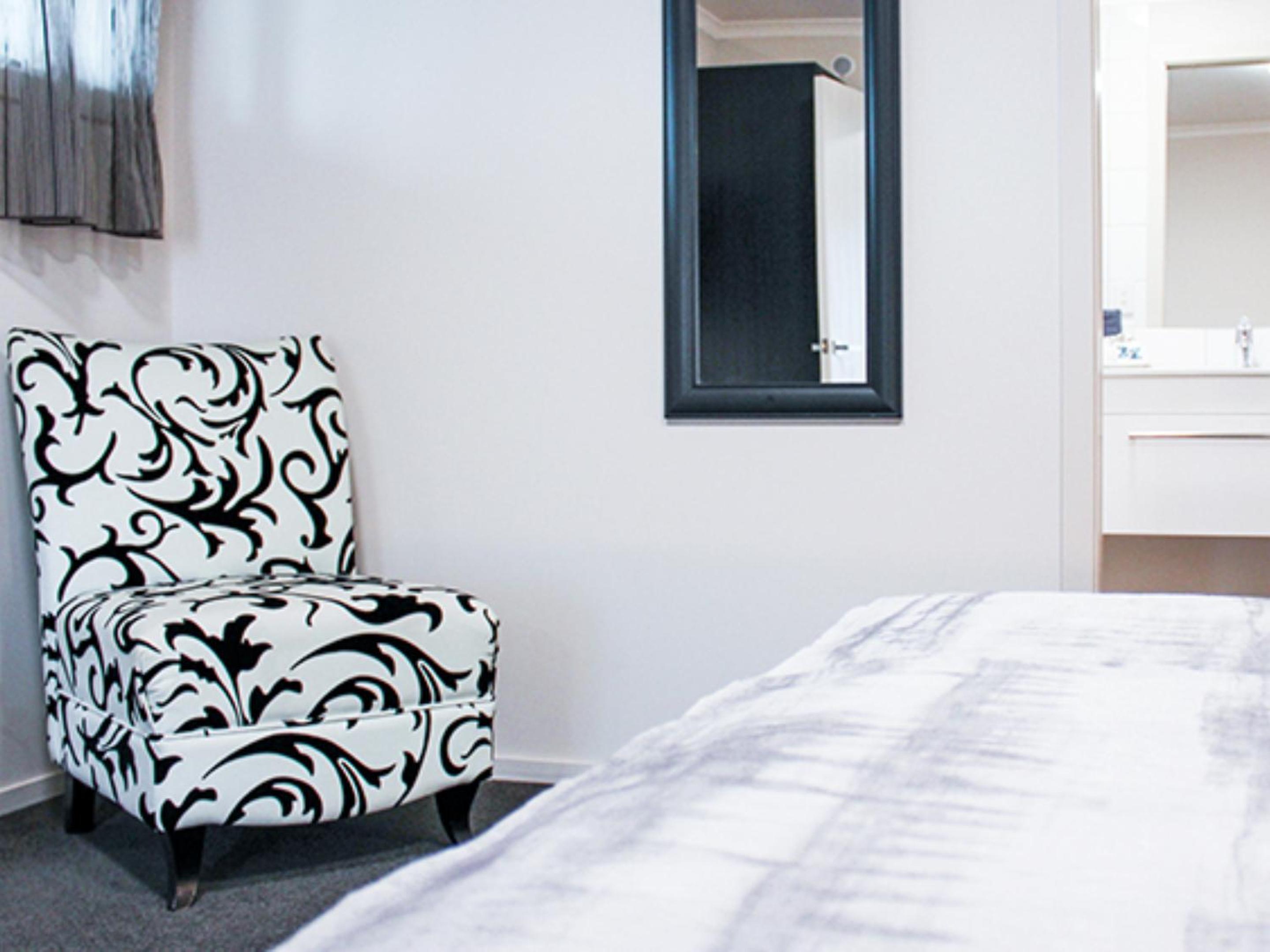 One-Bedroom Suite with Spa Bath photo 3
