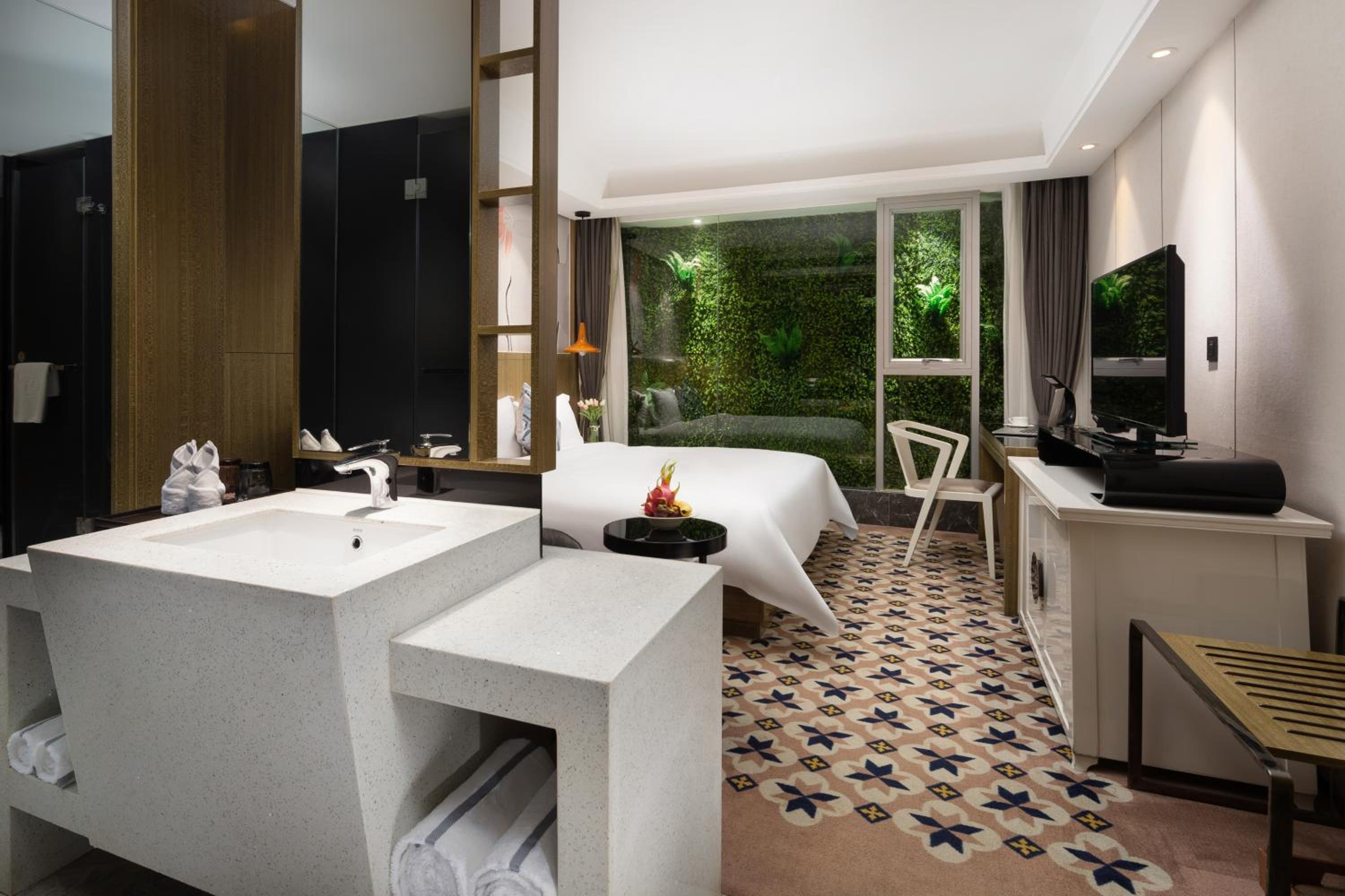 Superior Double Room-No Window - Photo 2
