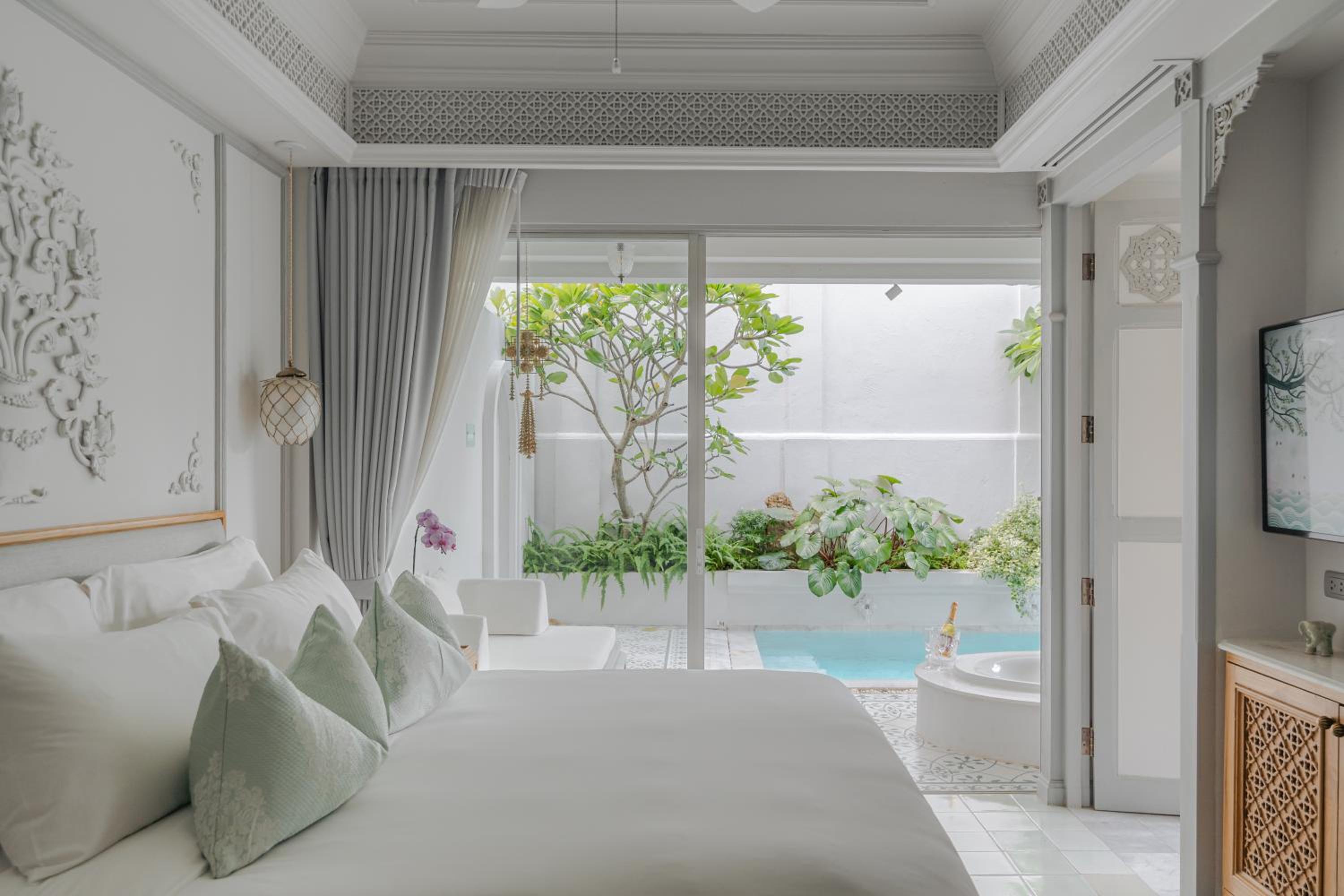 The Corner Pool Suite
