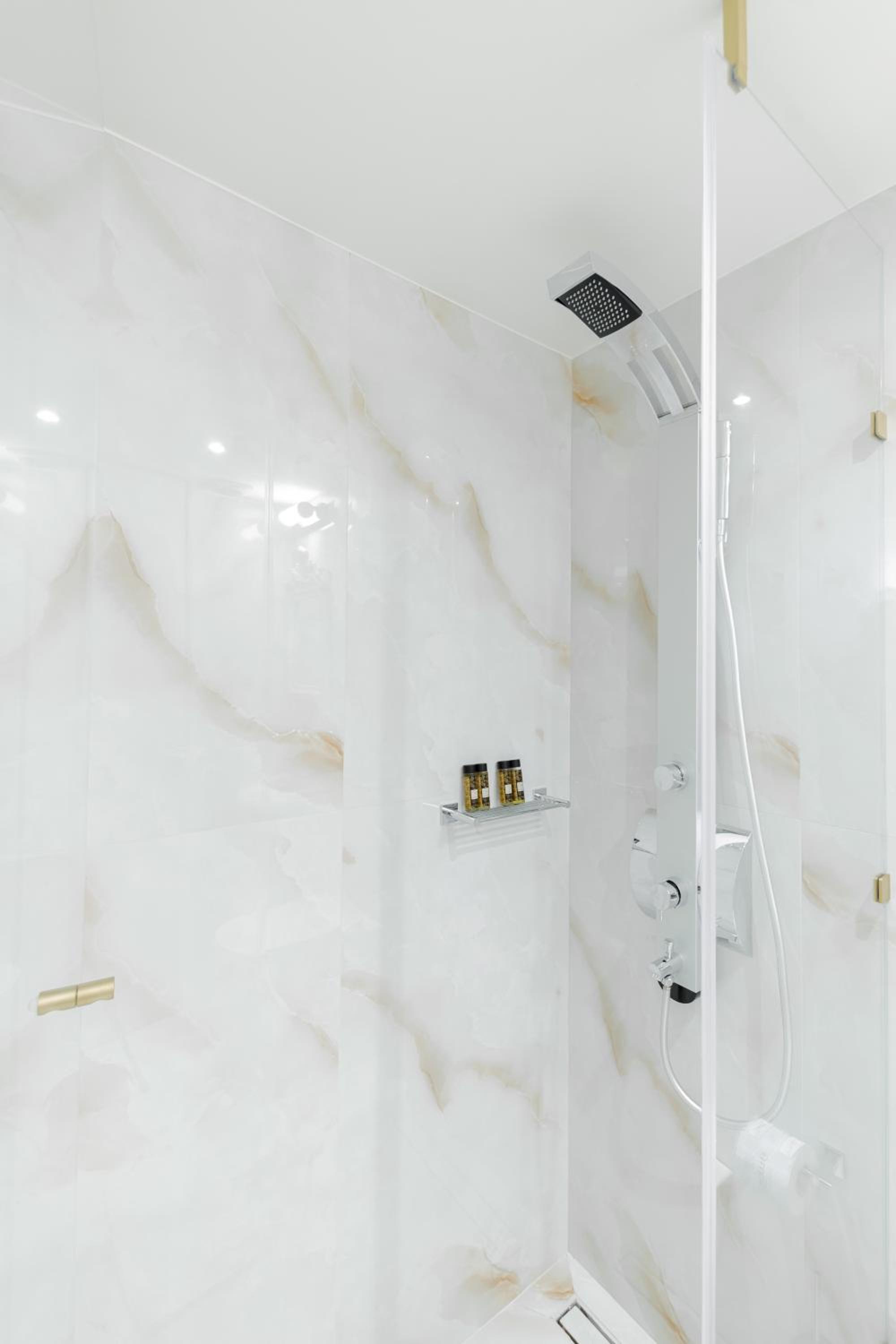 Executive Suite - Photo 5