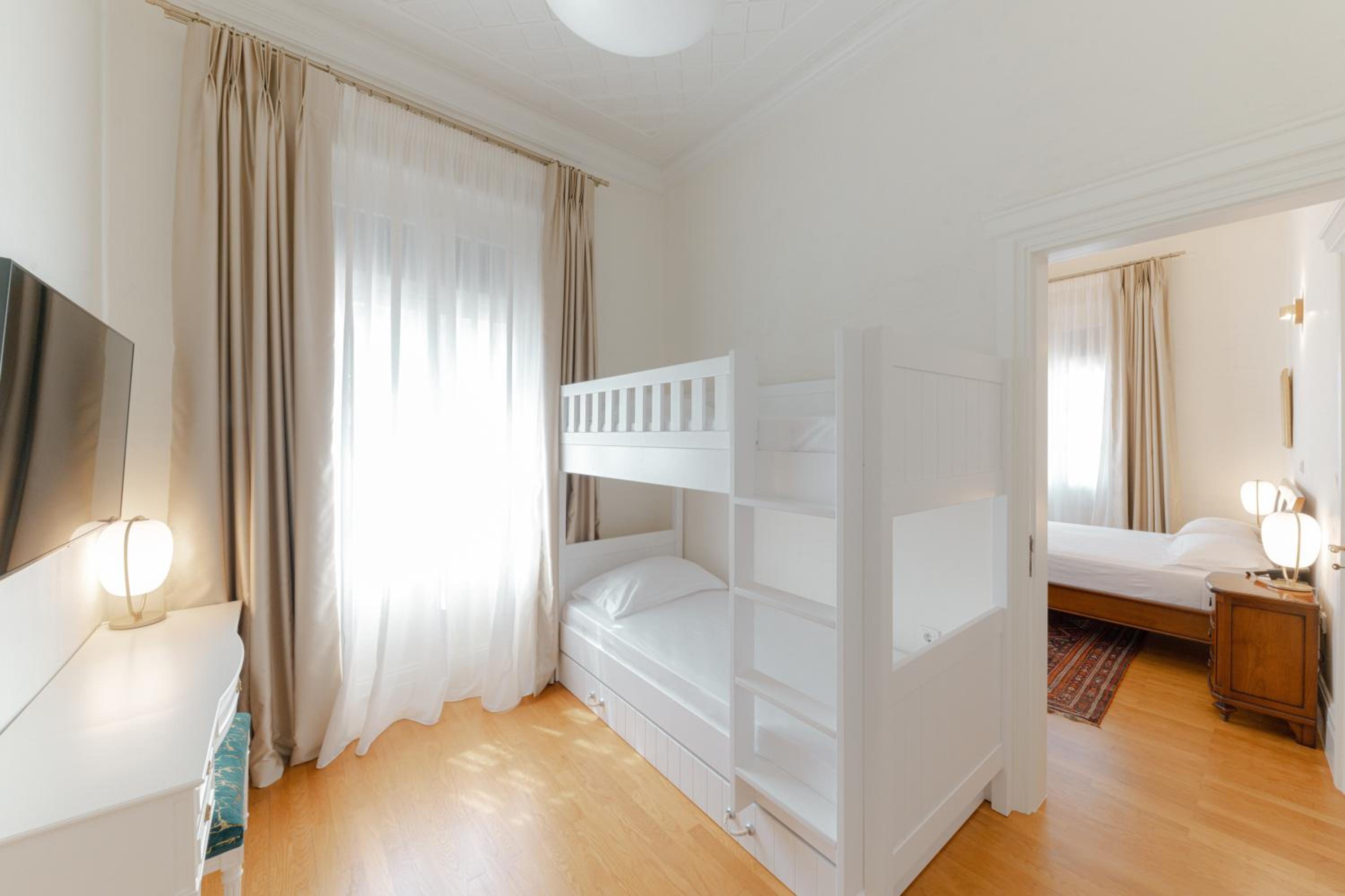 Executive Suite - Photo 2
