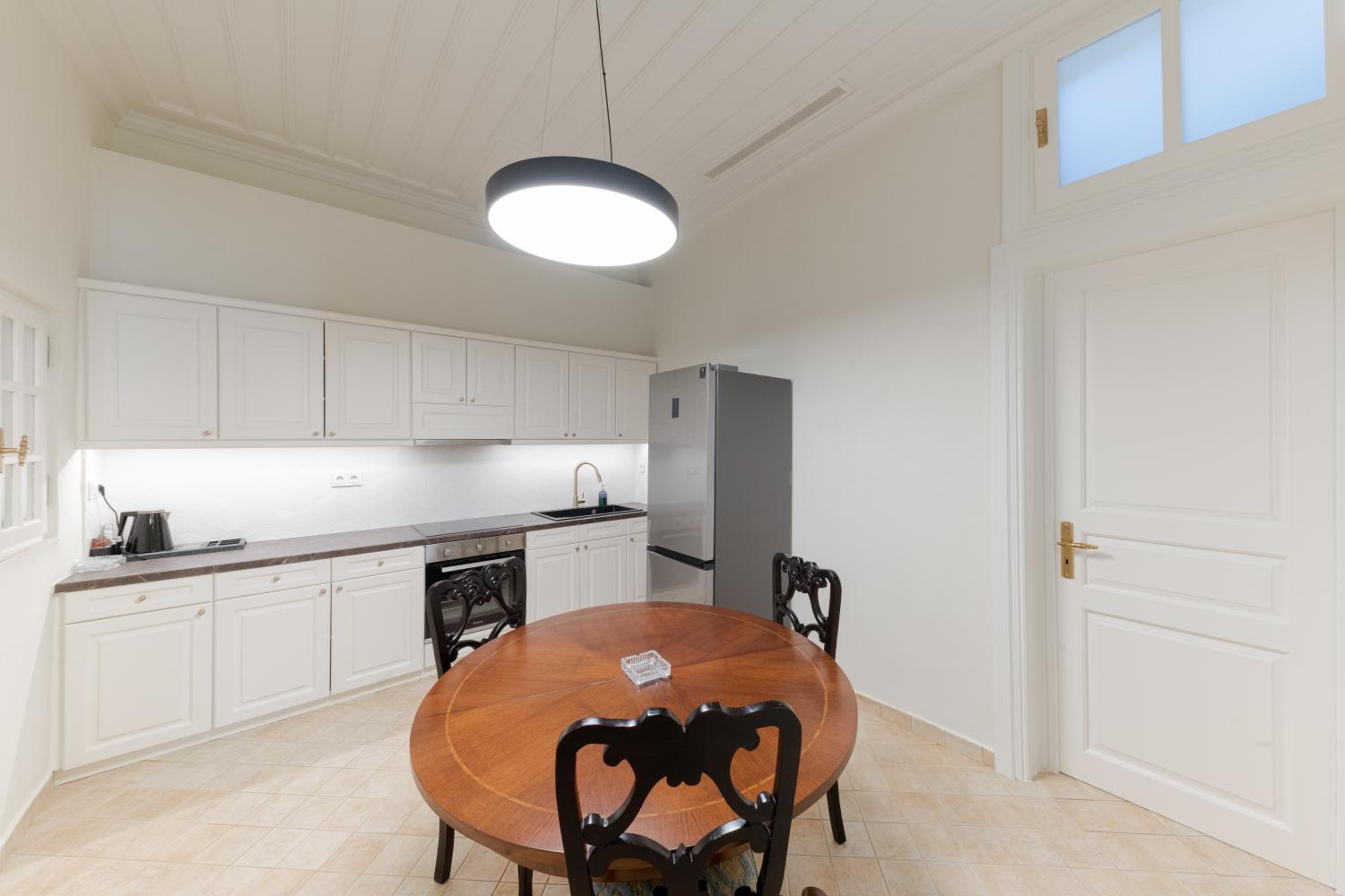 Executive Suite - Photo 6
