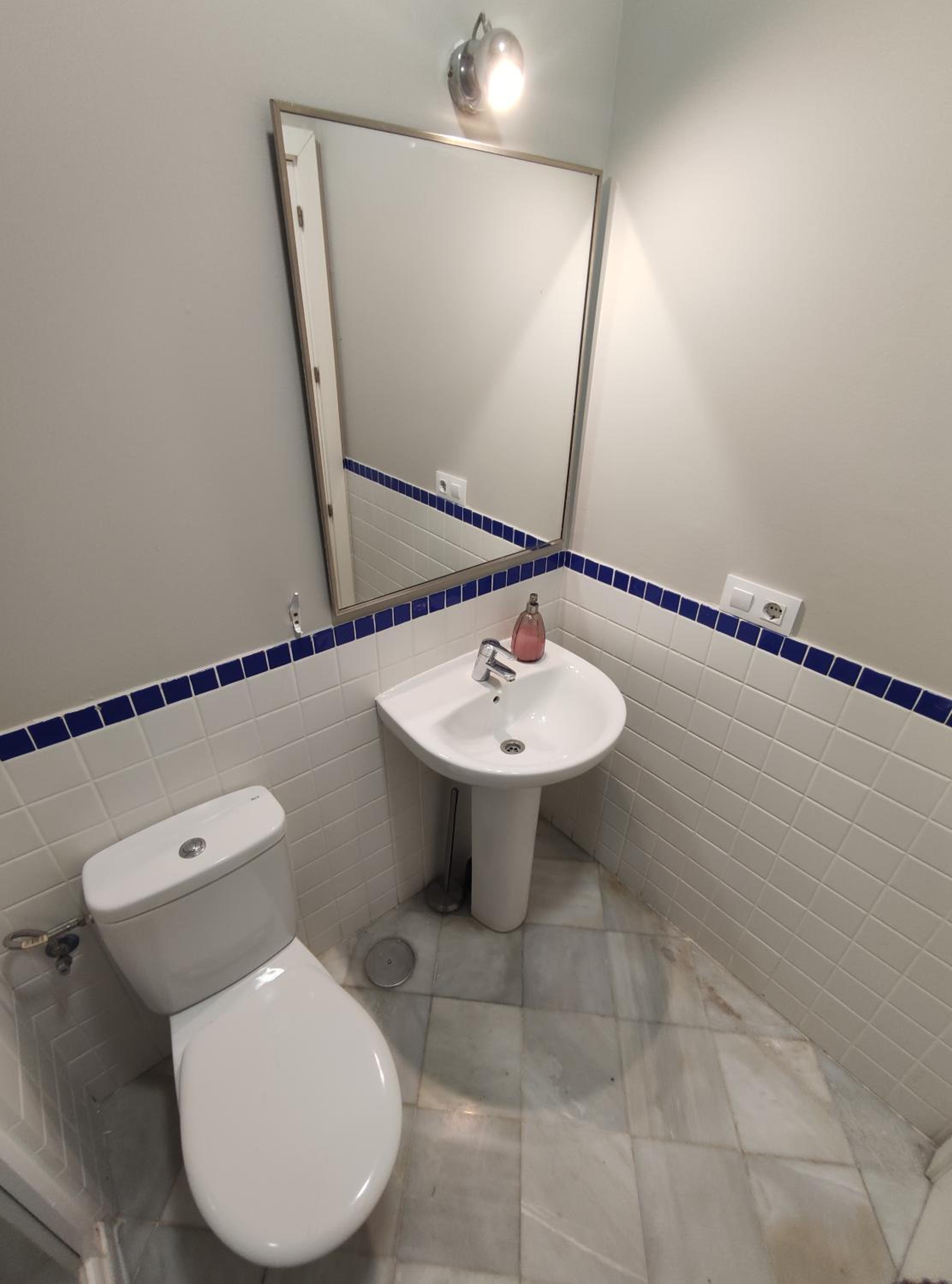 Twin Room with Bathroom - Photo 8