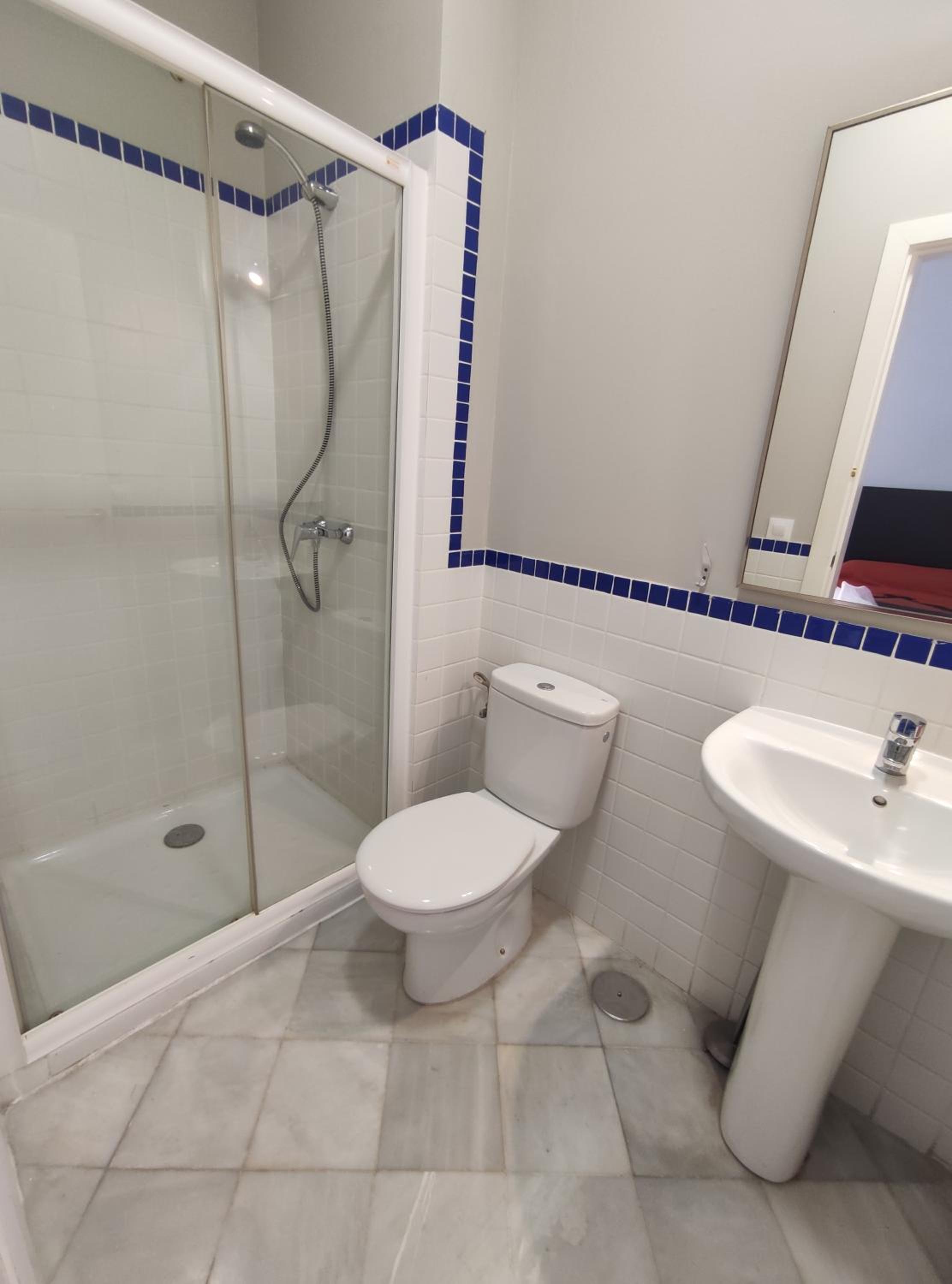 Twin Room with Bathroom - Photo 4