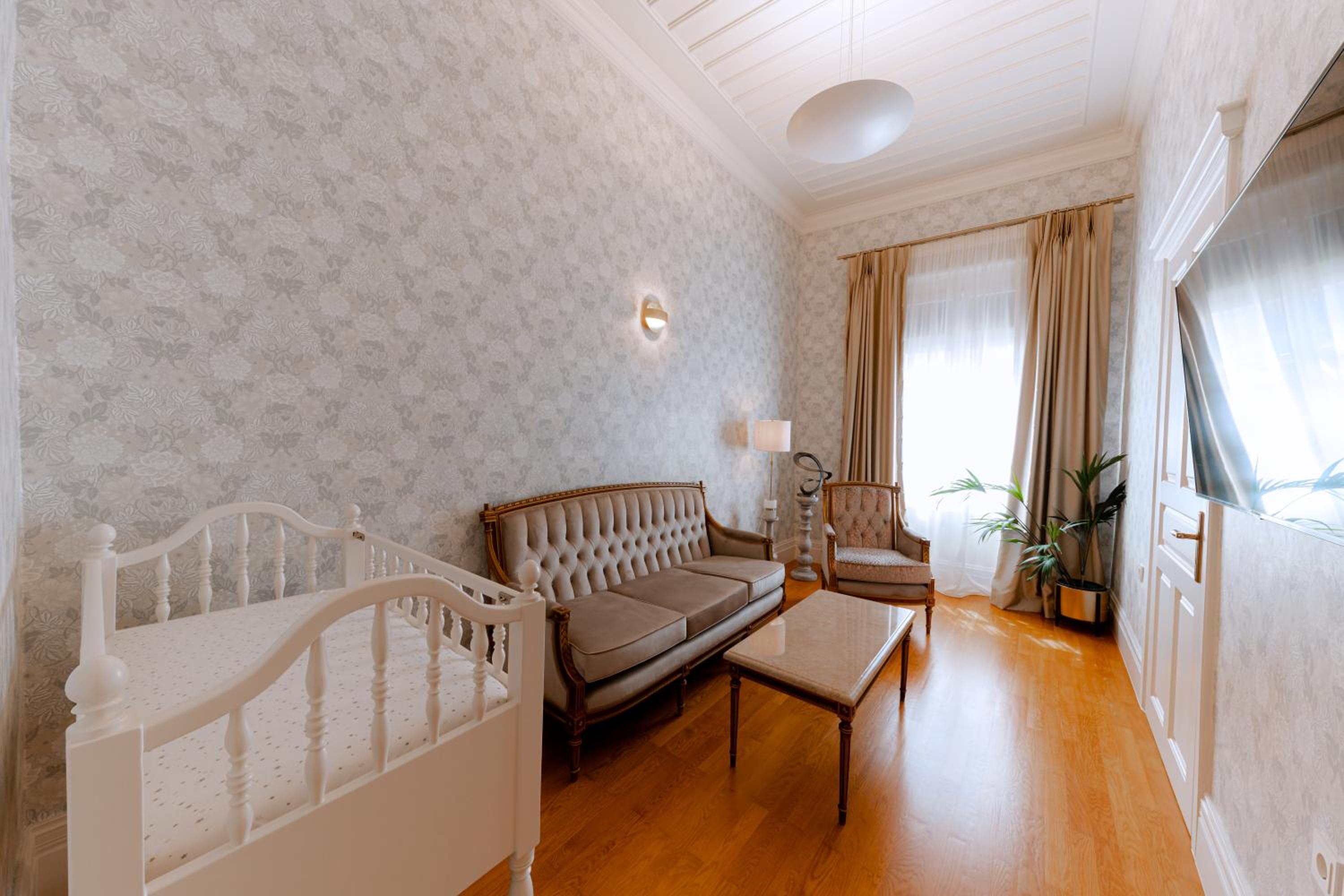 Executive Suite - Photo 8