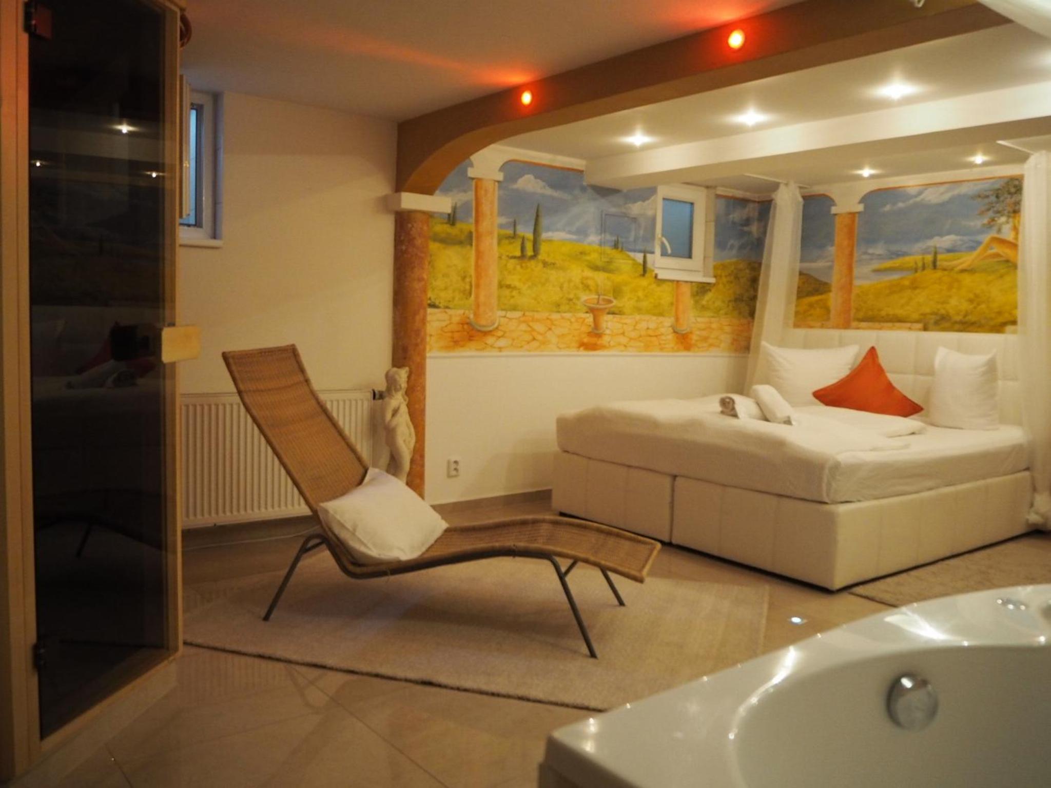 Double Room with Bath - Photo 7