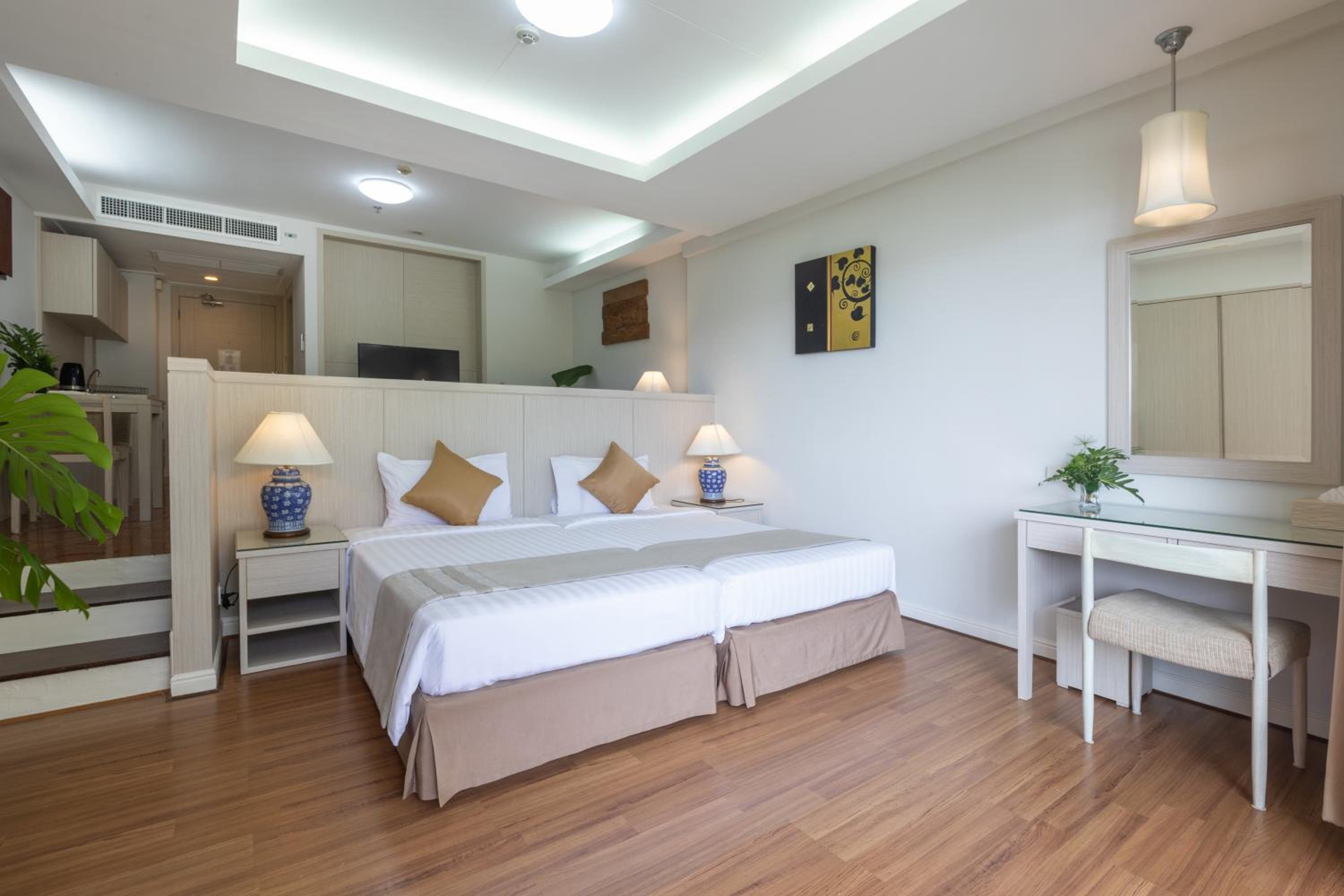 Studio Suite - Photo 1
