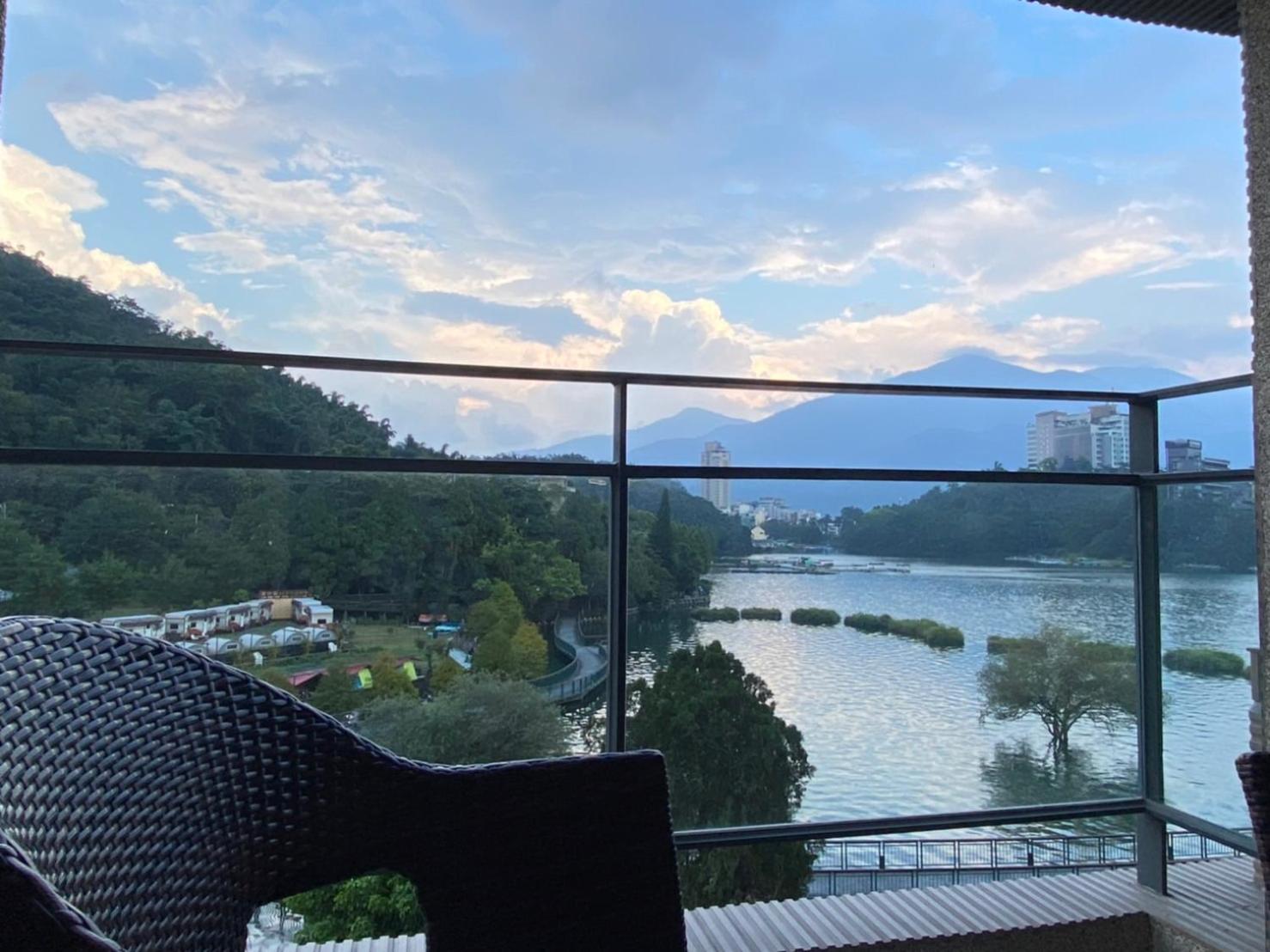 Staycation Offer -  Free Room Upgrade from Deluxe Twin Room with Mountain View to Twin Room with Lake View with Benefits photo 2